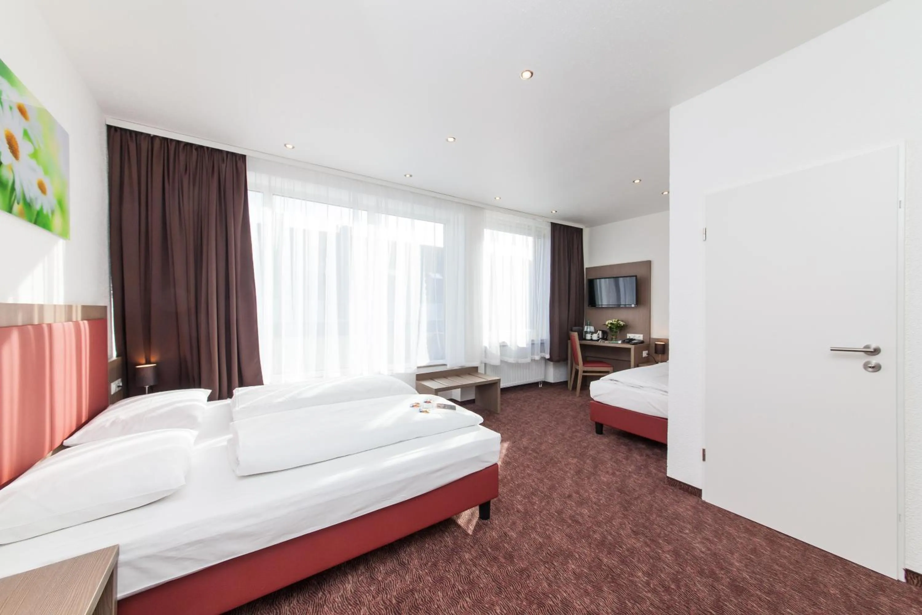 Photo of the whole room, Bed in Hotel Excelsior Dortmund Hauptbahnhof