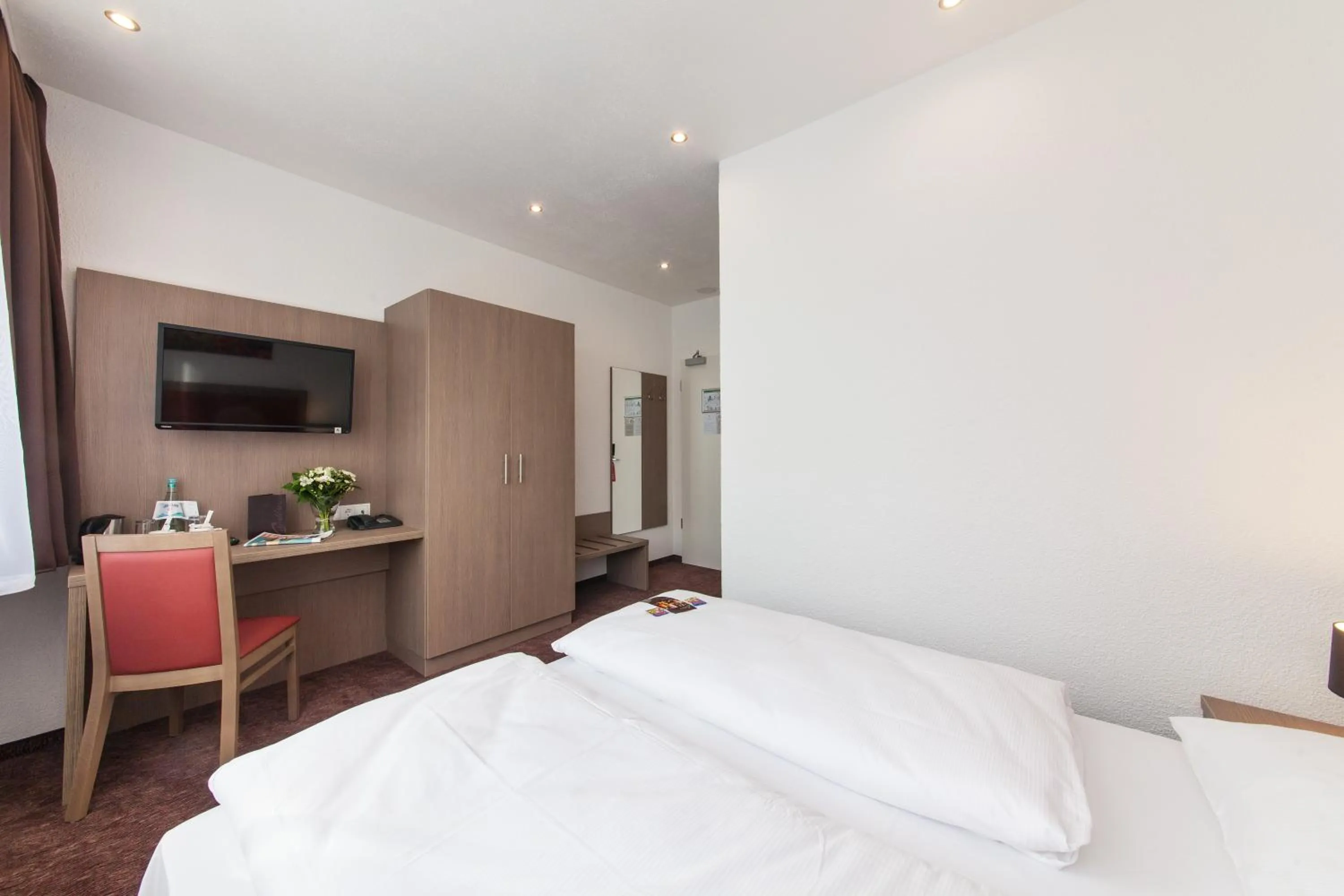 Photo of the whole room, Bed in Hotel Excelsior Dortmund Hauptbahnhof