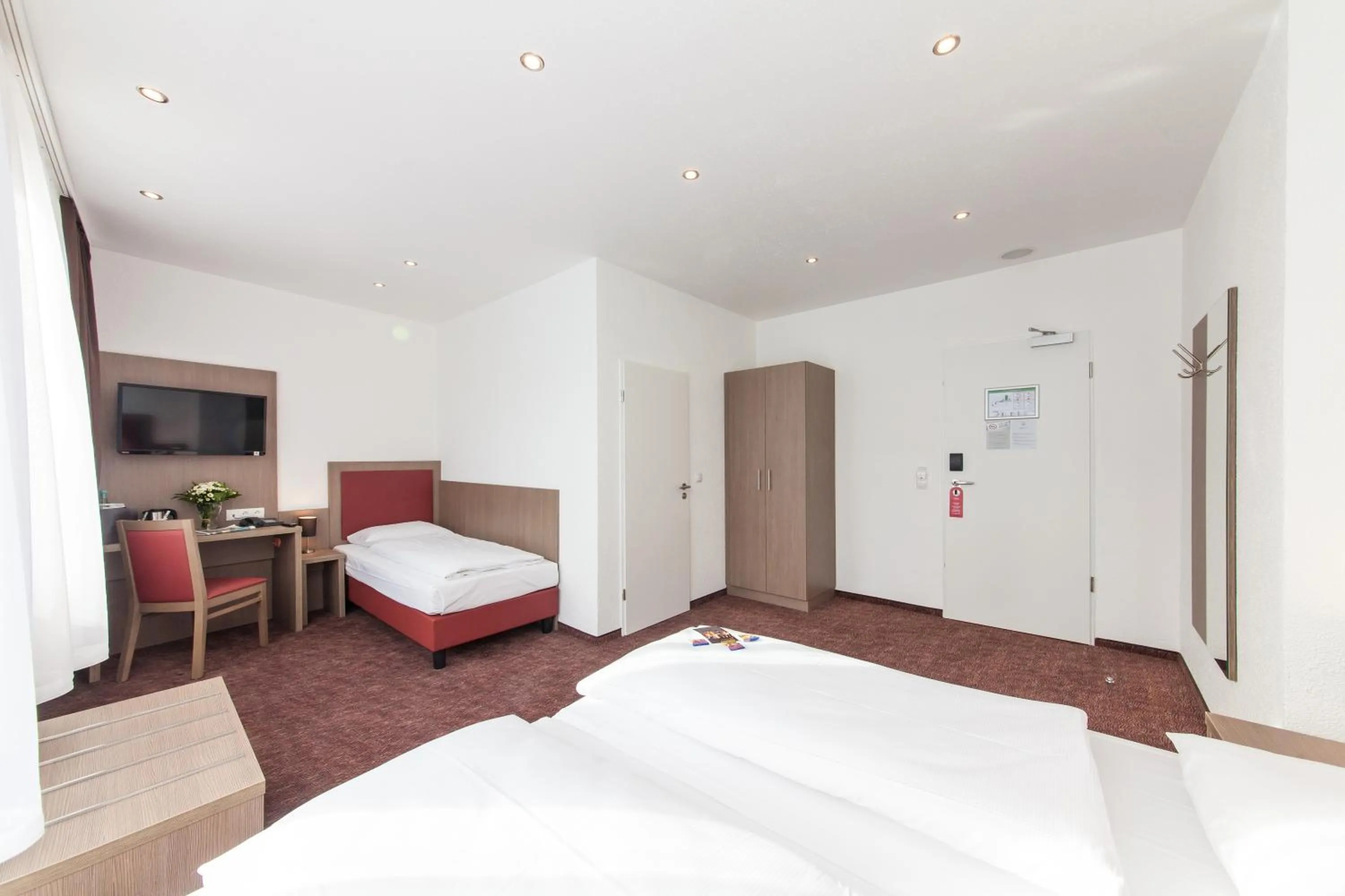 Photo of the whole room, Bed in Hotel Excelsior Dortmund Hauptbahnhof