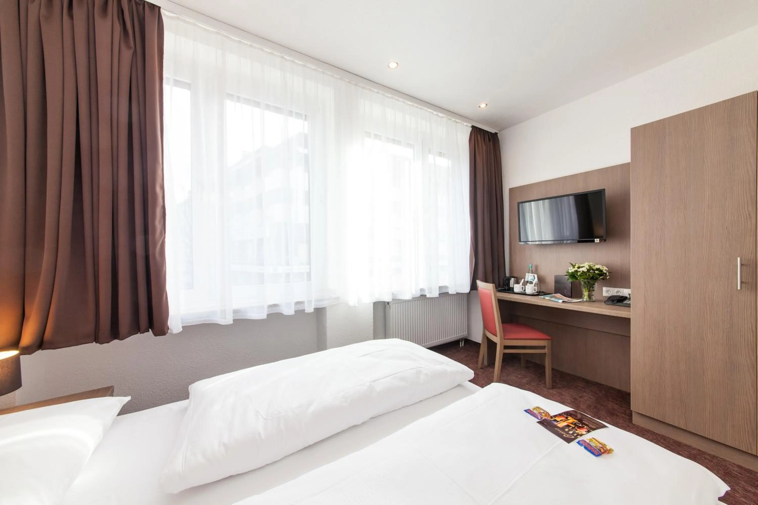 Photo of the whole room, Bed in Hotel Excelsior Dortmund Hauptbahnhof