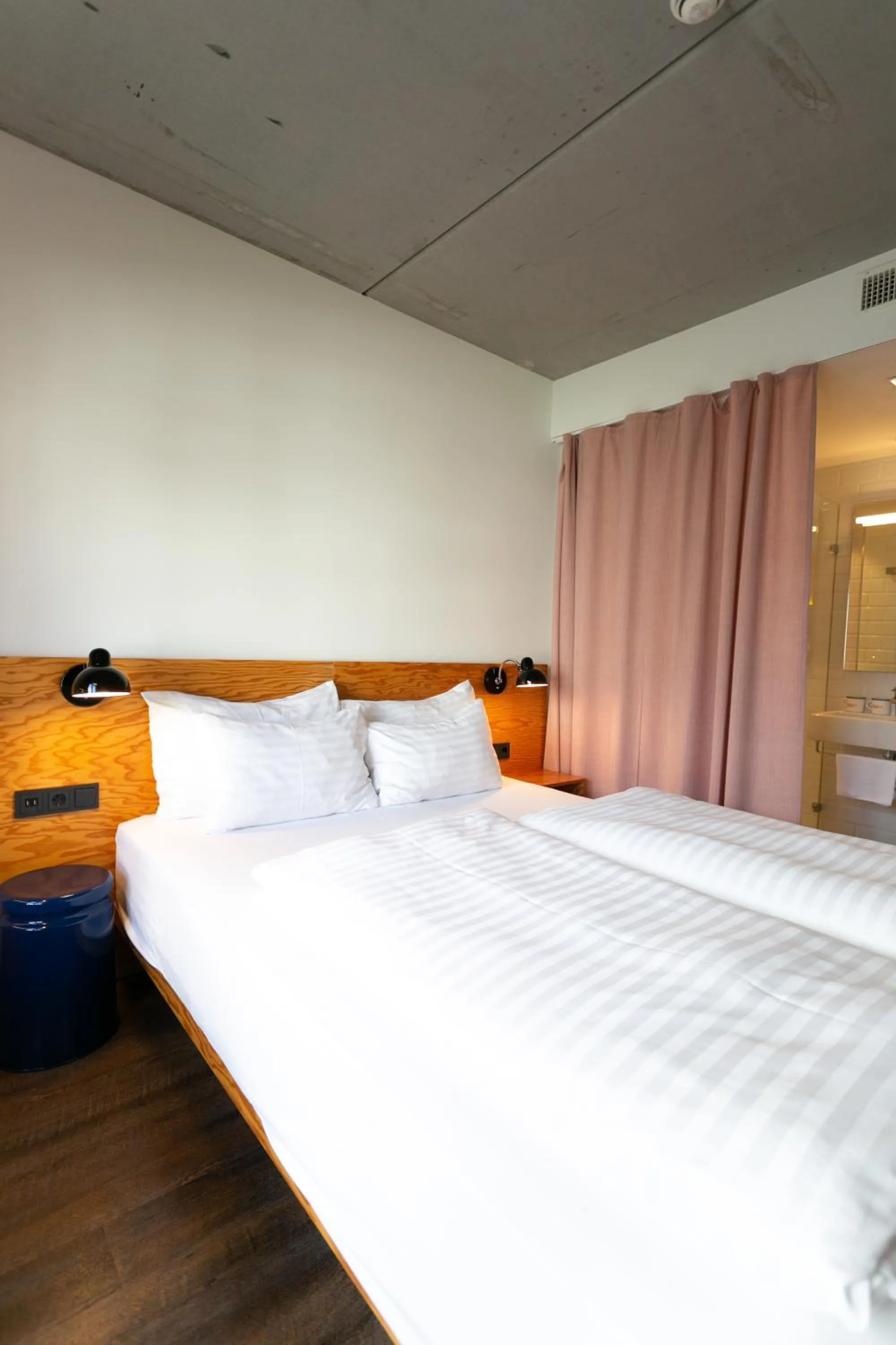 Photo of the whole room, Bed in Hotel Schani Wien Hauptbahnhof