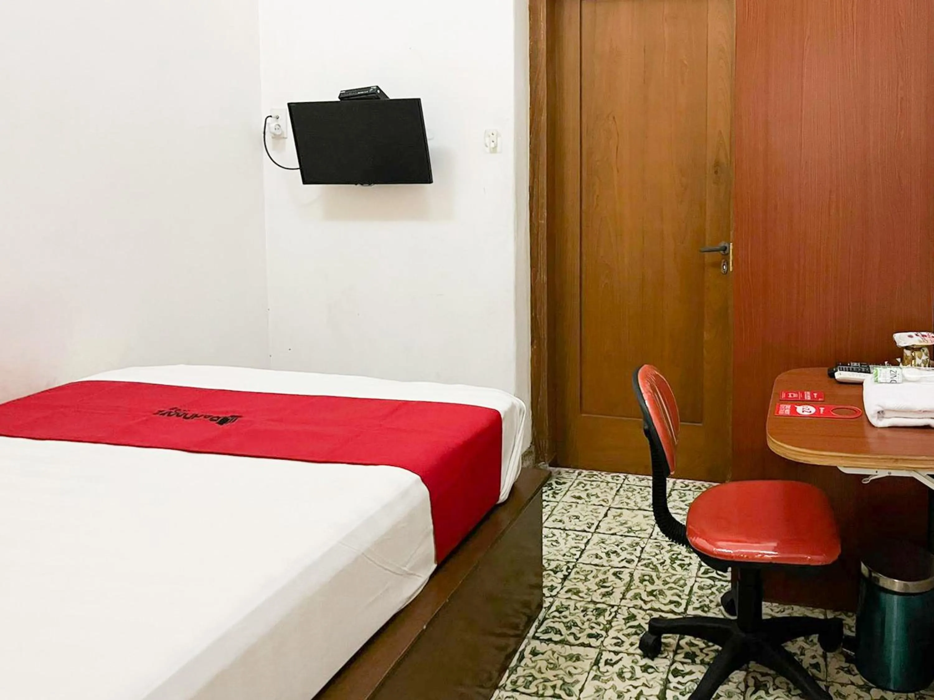 Bedroom, Bed in RedDoorz Syariah Near Alun-Alun Tulungagung