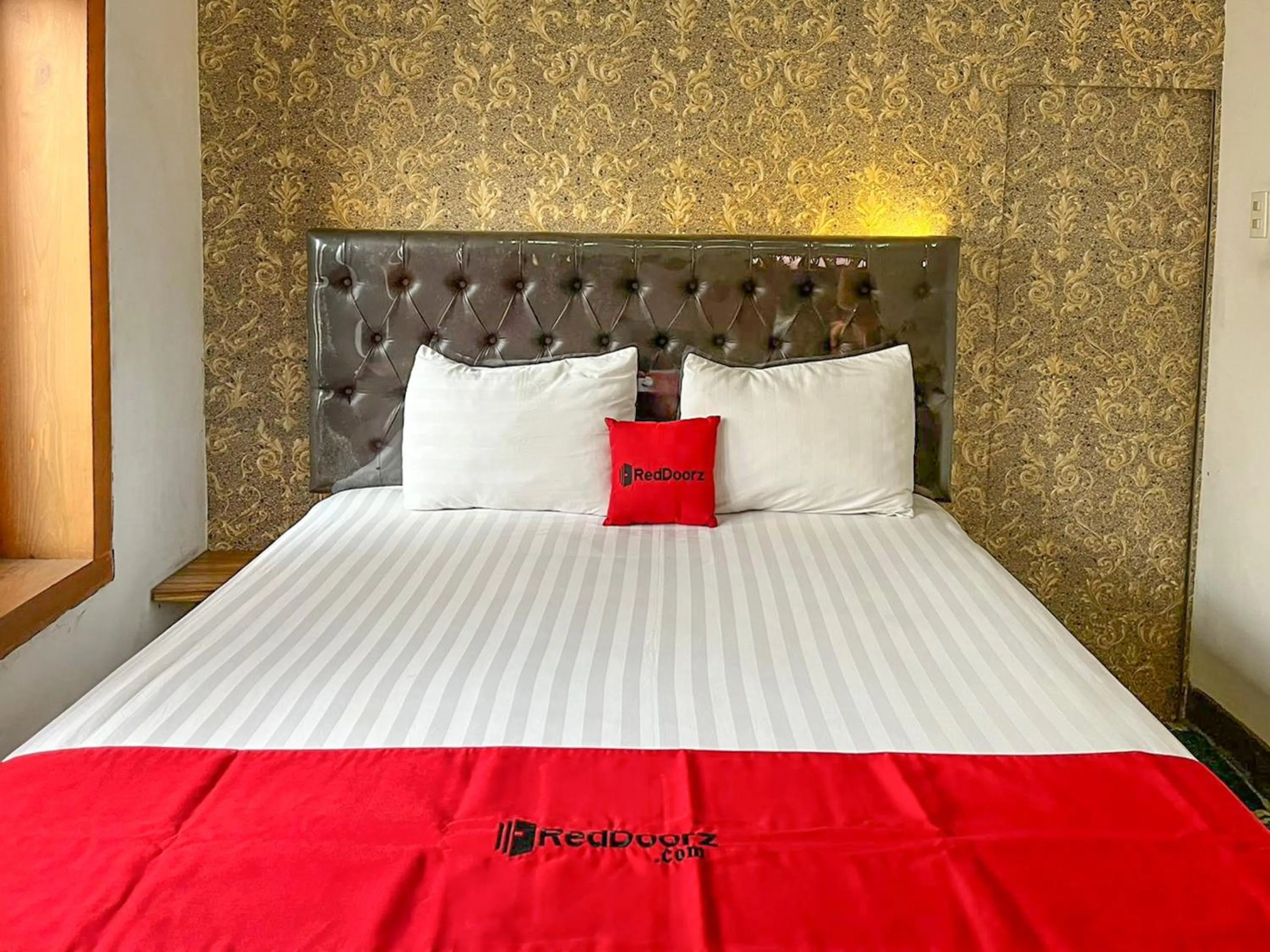 Bedroom, Bed in RedDoorz Syariah Near Alun-Alun Tulungagung