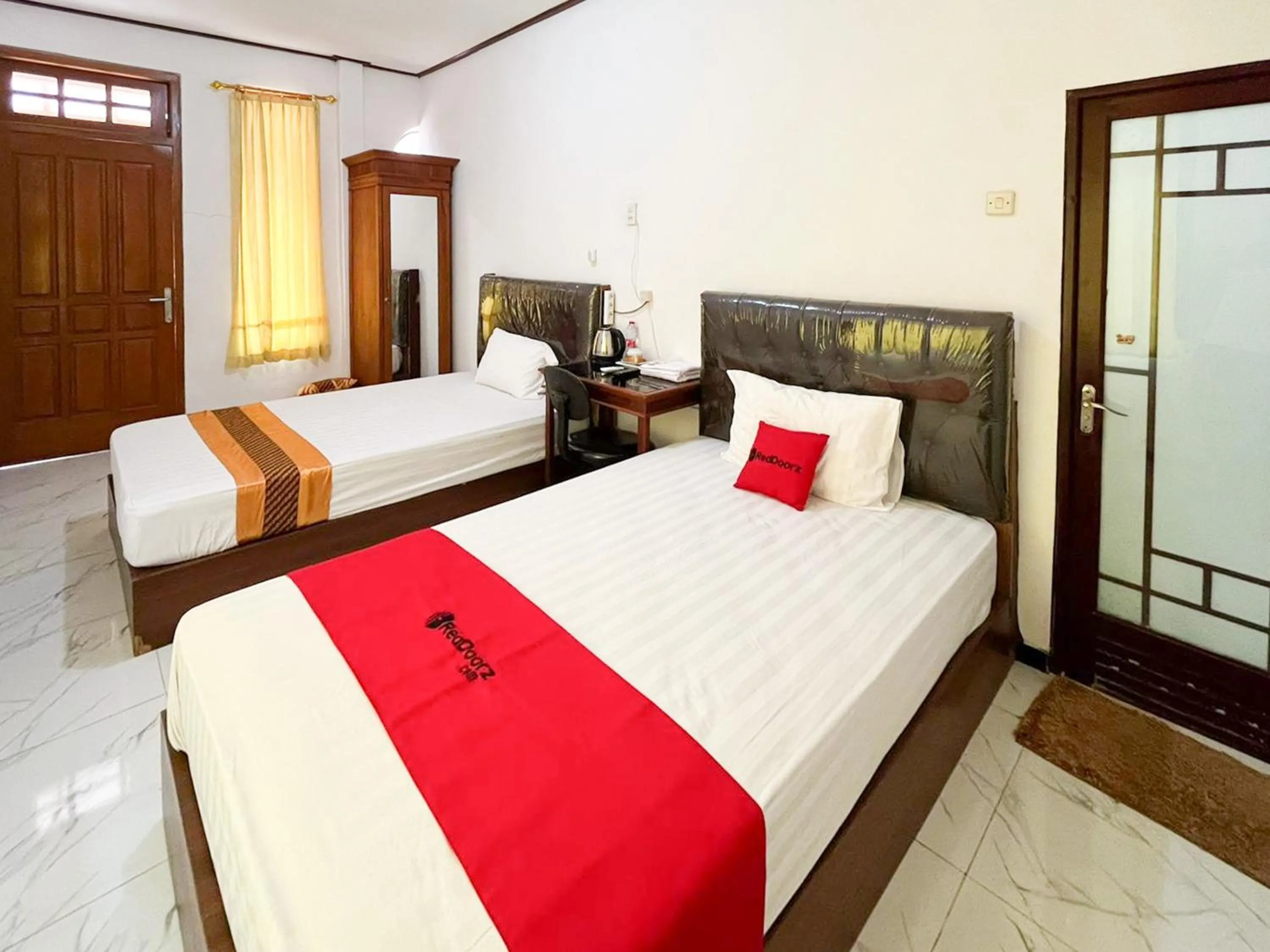 Bedroom, Bed in RedDoorz Syariah Near Alun-Alun Tulungagung