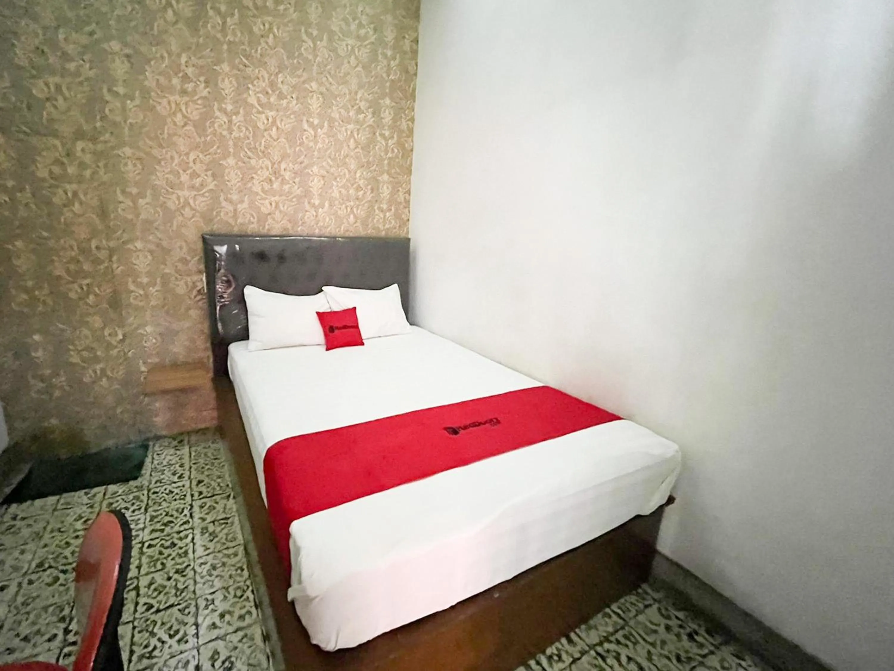 Bedroom, Bed in RedDoorz Syariah Near Alun-Alun Tulungagung