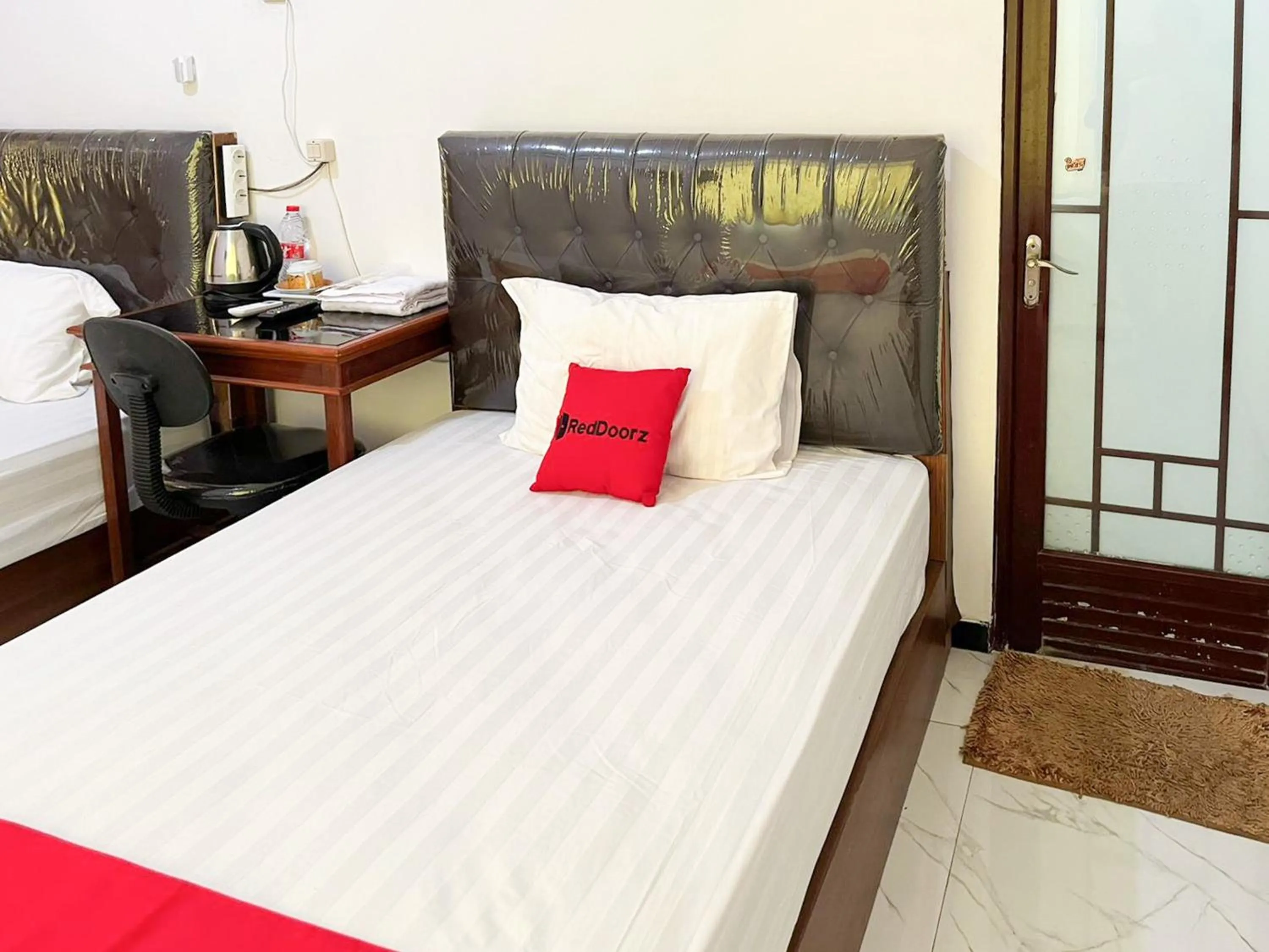 Bedroom, Bed in RedDoorz Syariah Near Alun-Alun Tulungagung