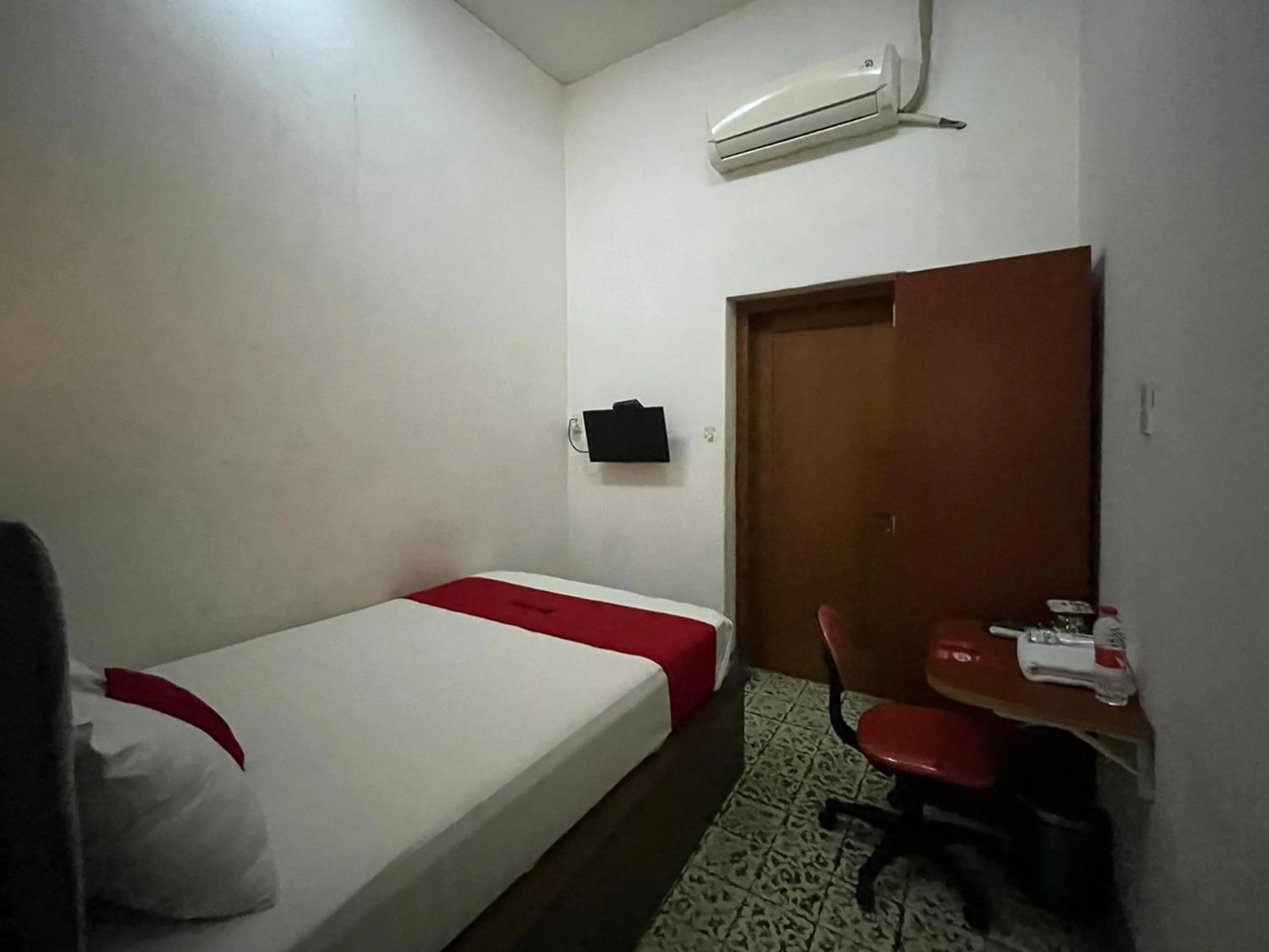 Bedroom, Bed in RedDoorz Syariah Near Alun-Alun Tulungagung