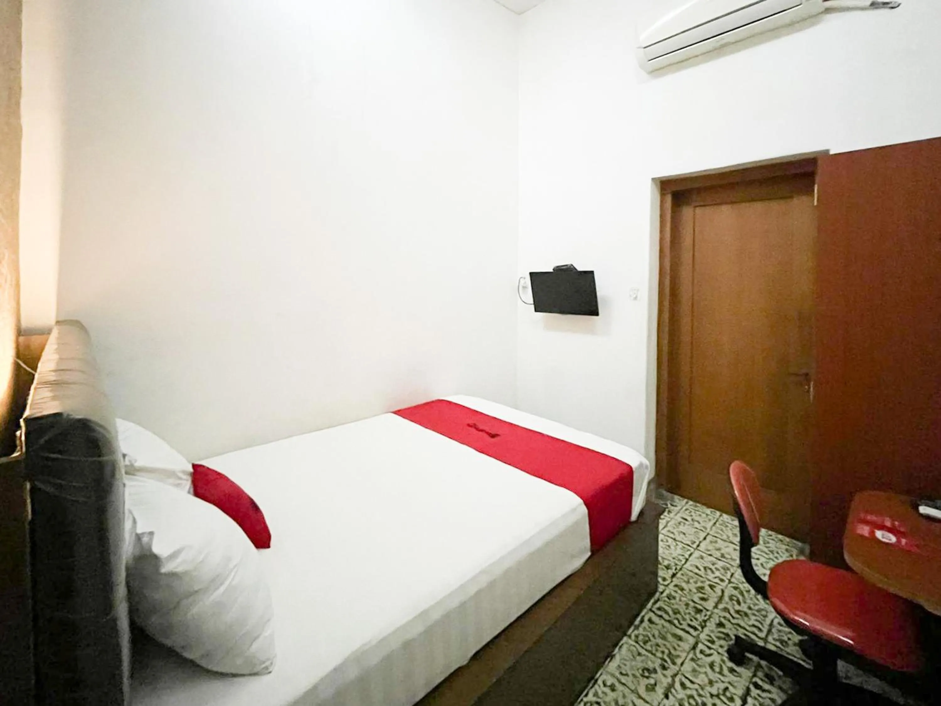 Bedroom, Bed in RedDoorz Syariah Near Alun-Alun Tulungagung