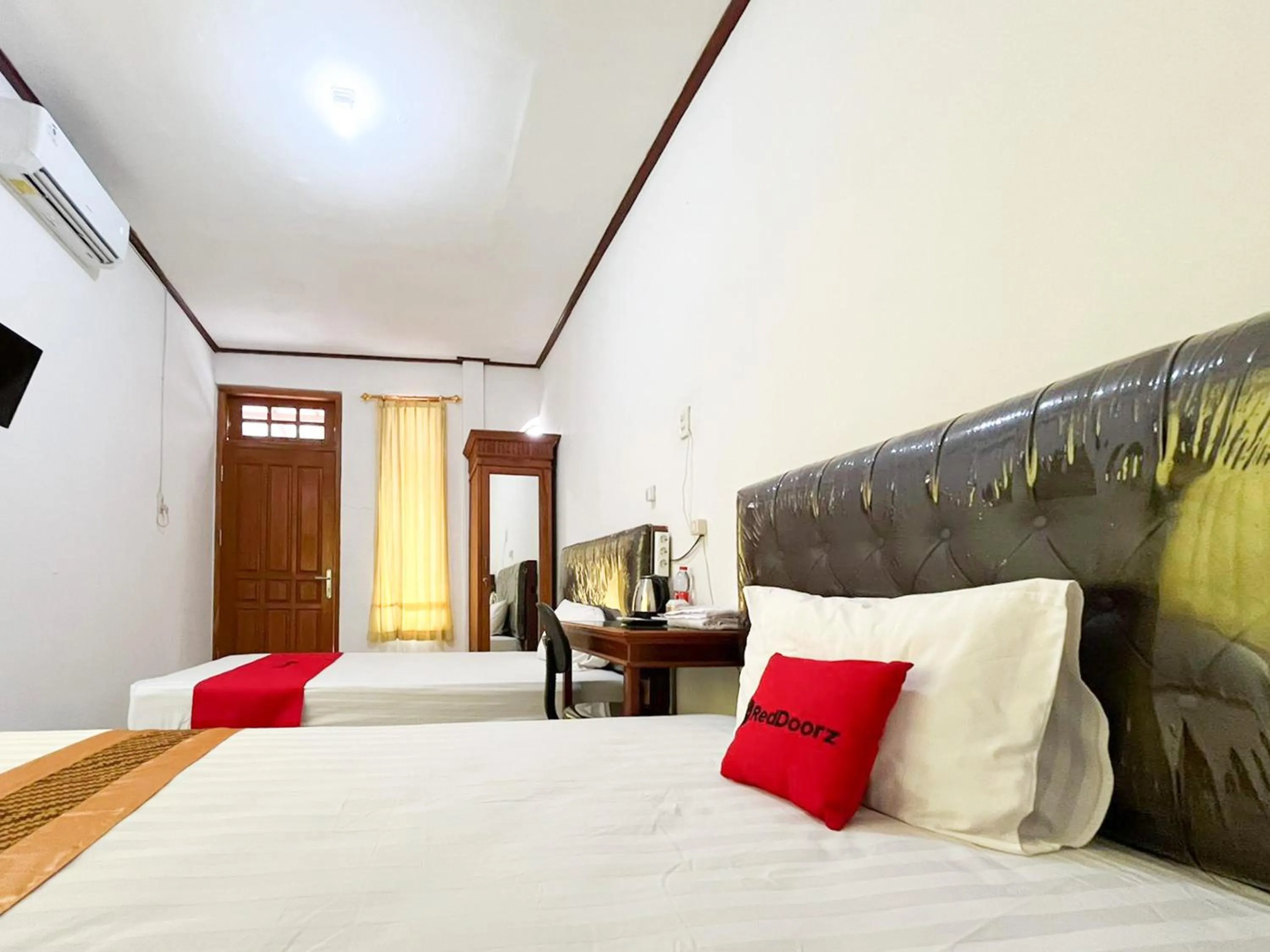 Bedroom, Bed in RedDoorz Syariah Near Alun-Alun Tulungagung