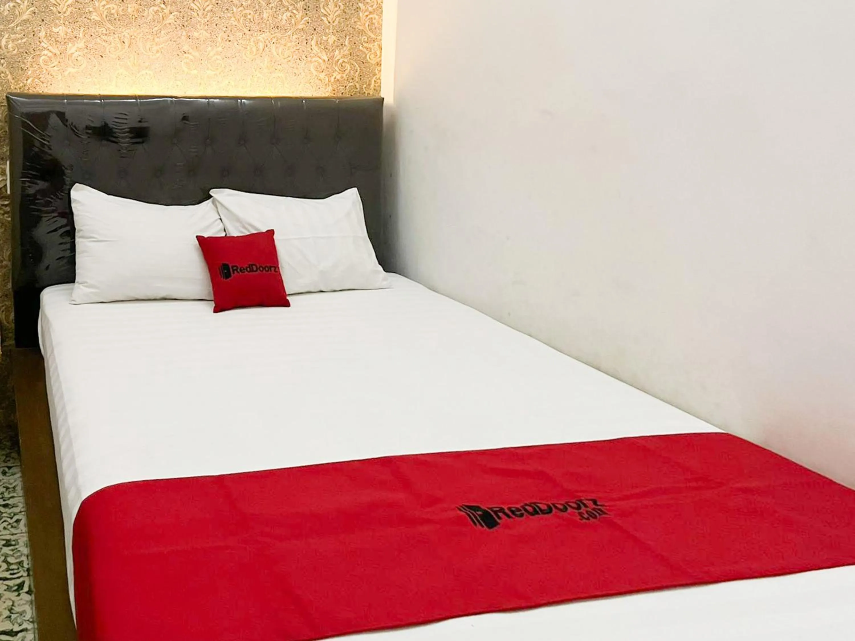 Bedroom, Bed in RedDoorz Syariah Near Alun-Alun Tulungagung