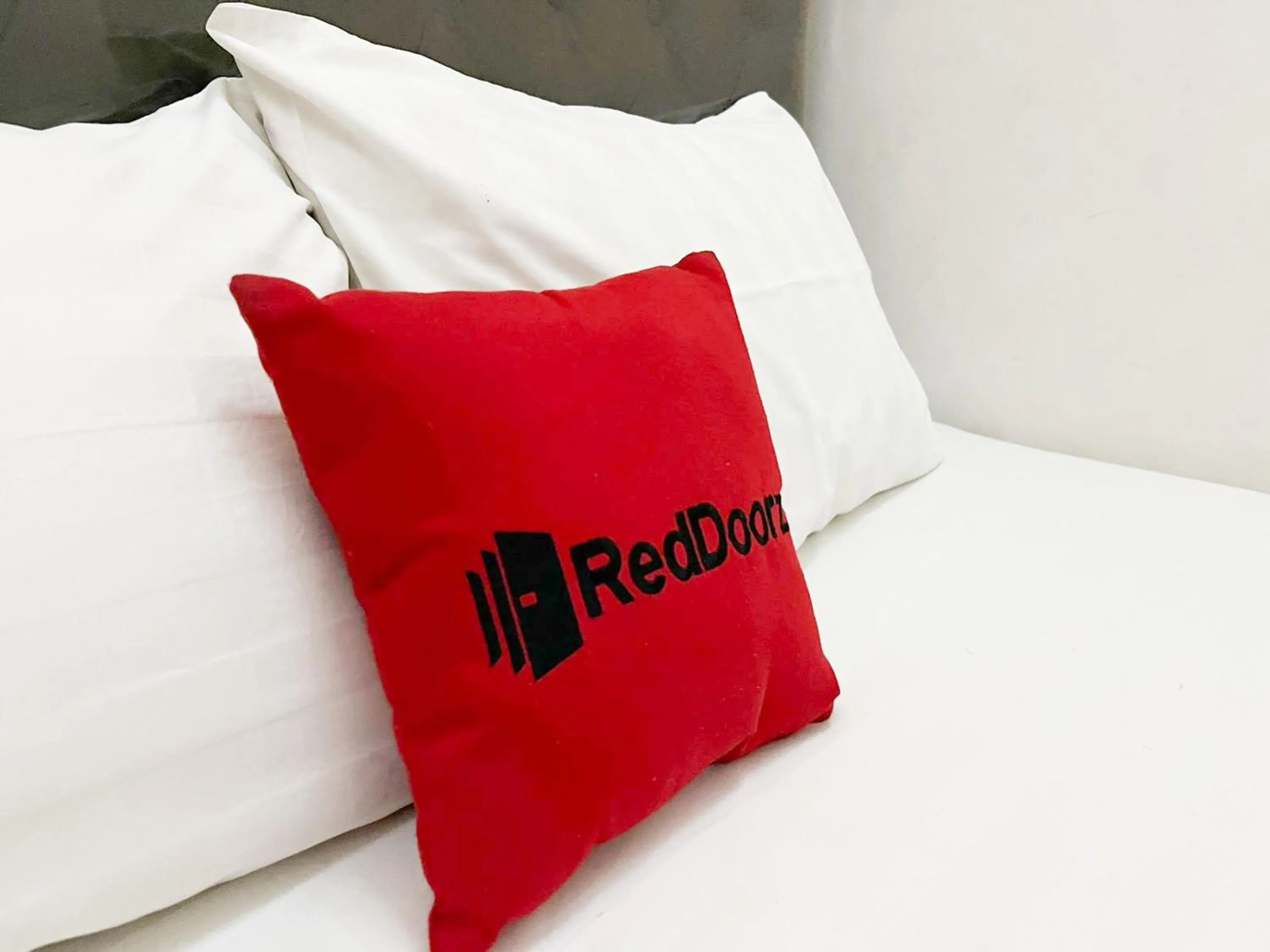 Bedroom, Bed in RedDoorz Syariah Near Alun-Alun Tulungagung