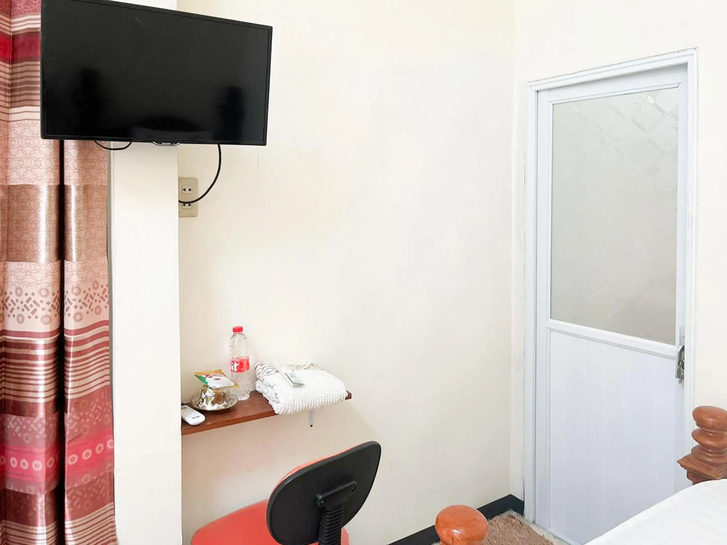 TV and multimedia in RedDoorz Syariah Near Alun-Alun Tulungagung