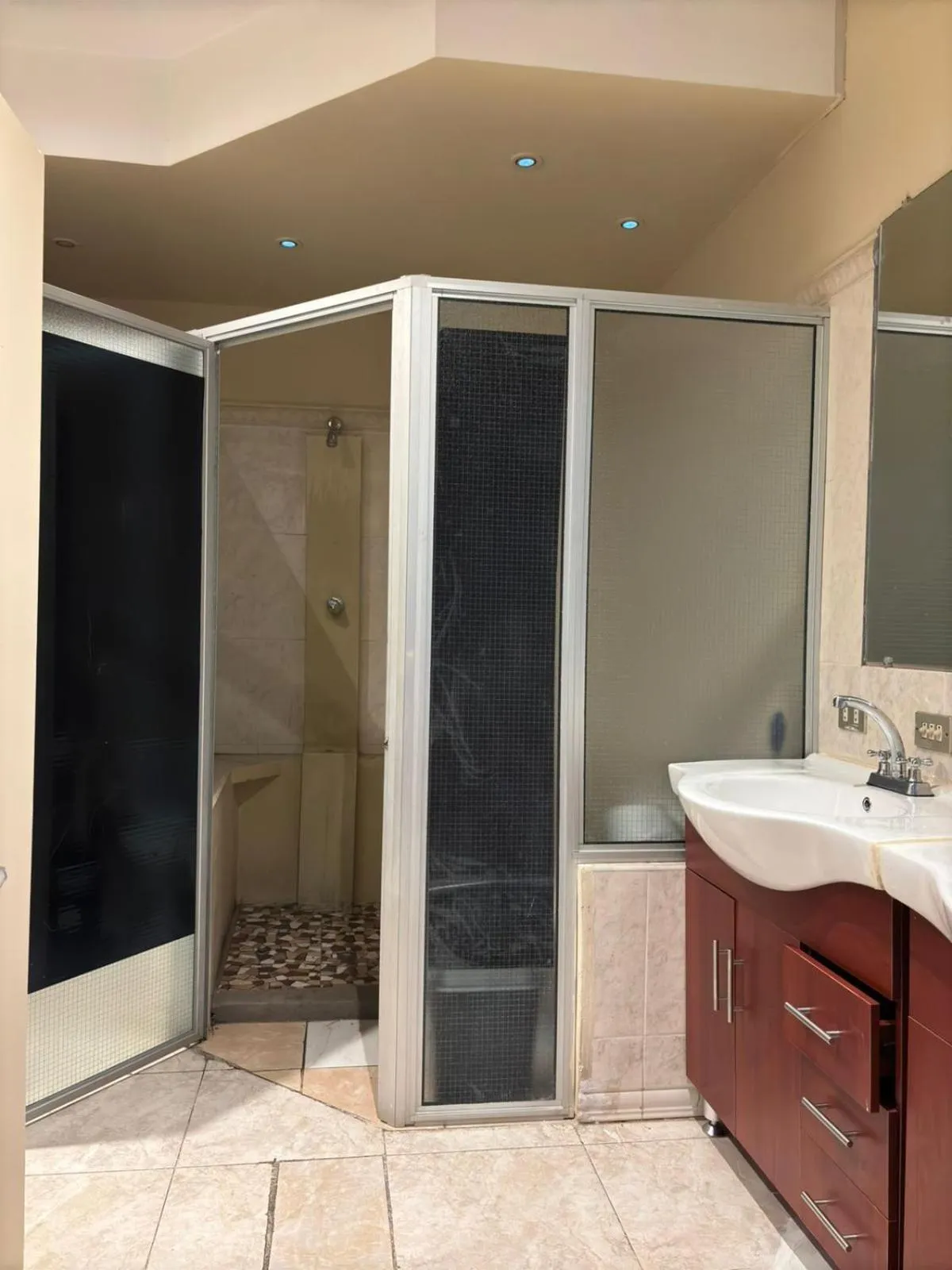 Shower in Hostal Casa Luna