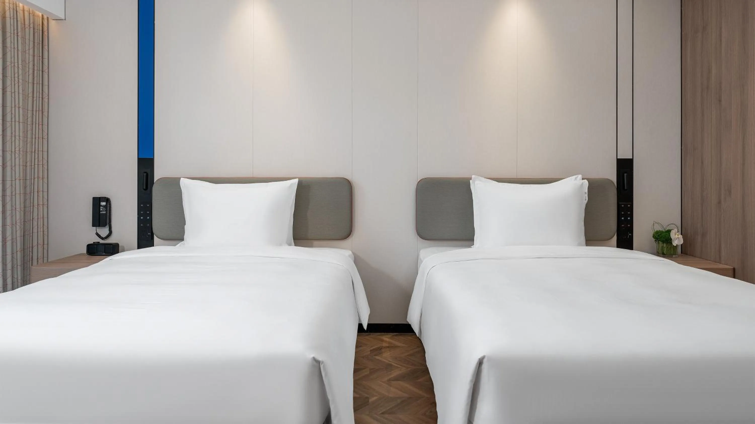 Photo of the whole room, Bed in Holiday Inn Express Chengdu Shuangliu Airport by IHG - Free shuttle bus from Shuangliu International Airport to hotel about 8 Minutes by car, Welcome drink