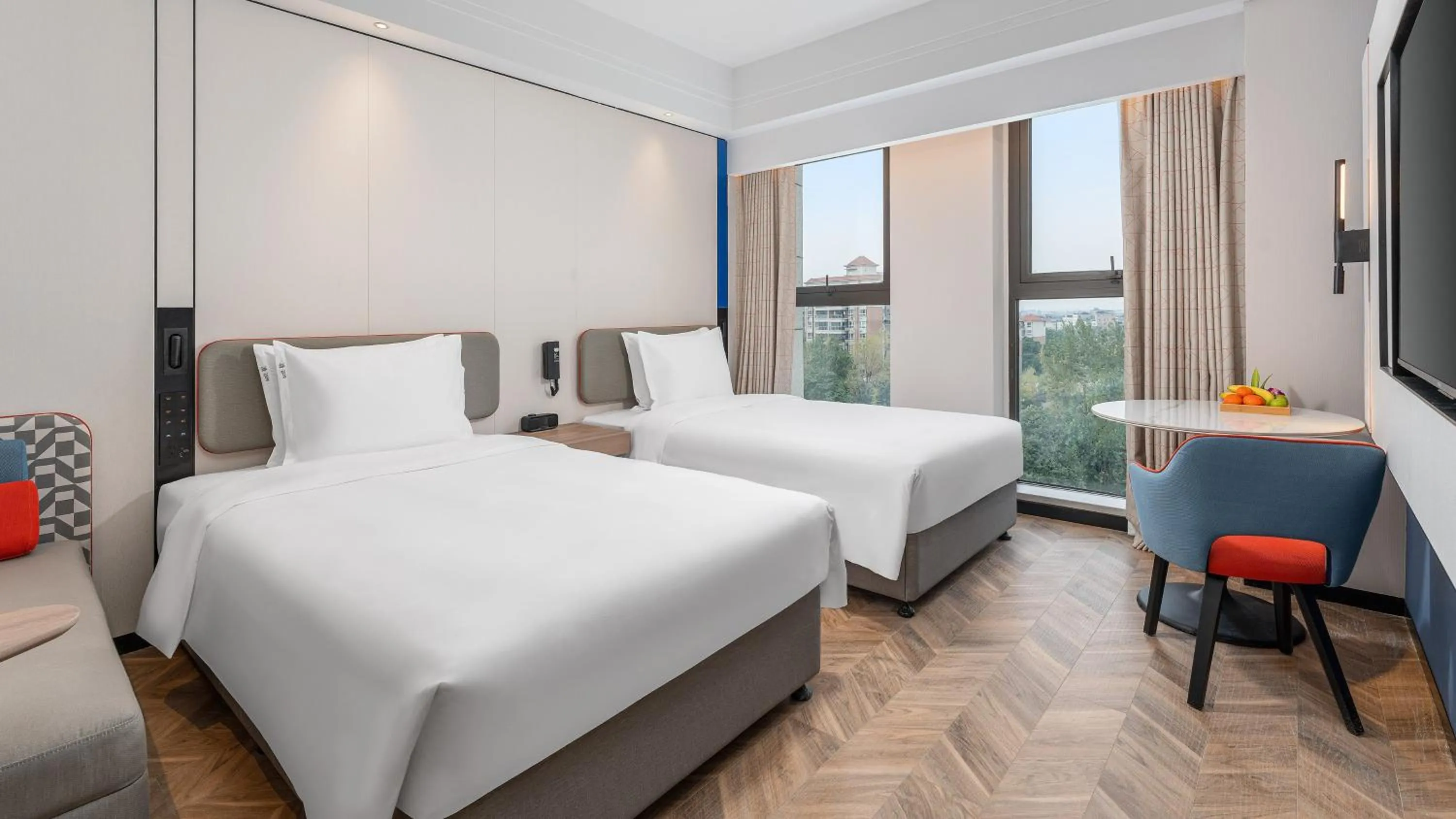 Photo of the whole room, Bed in Holiday Inn Express Chengdu Shuangliu Airport by IHG - Free shuttle bus from Shuangliu International Airport to hotel about 8 Minutes by car, Welcome drink