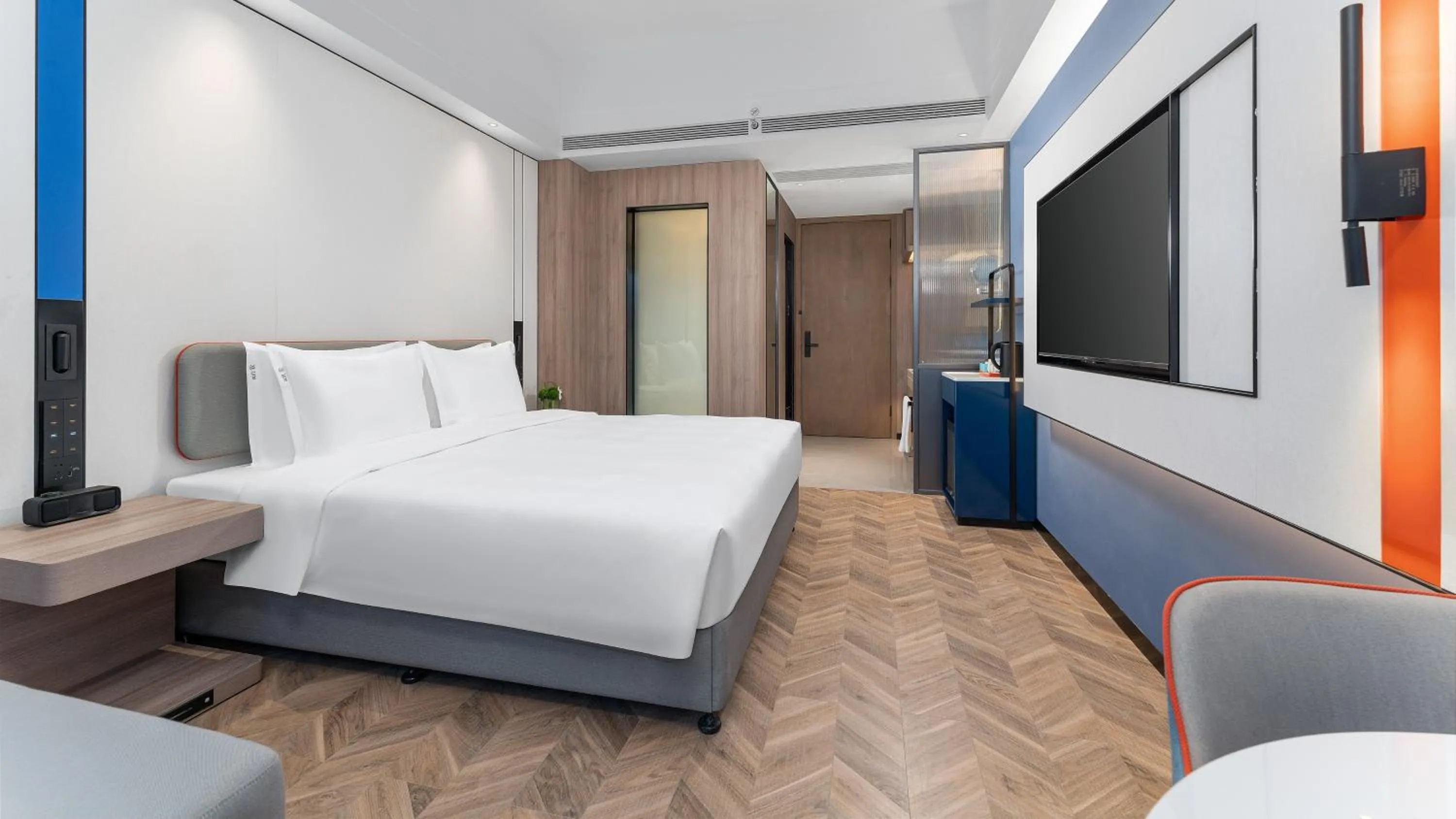 Photo of the whole room, Bed in Holiday Inn Express Chengdu Shuangliu Airport by IHG - Free shuttle bus from Shuangliu International Airport to hotel about 8 Minutes by car, Welcome drink