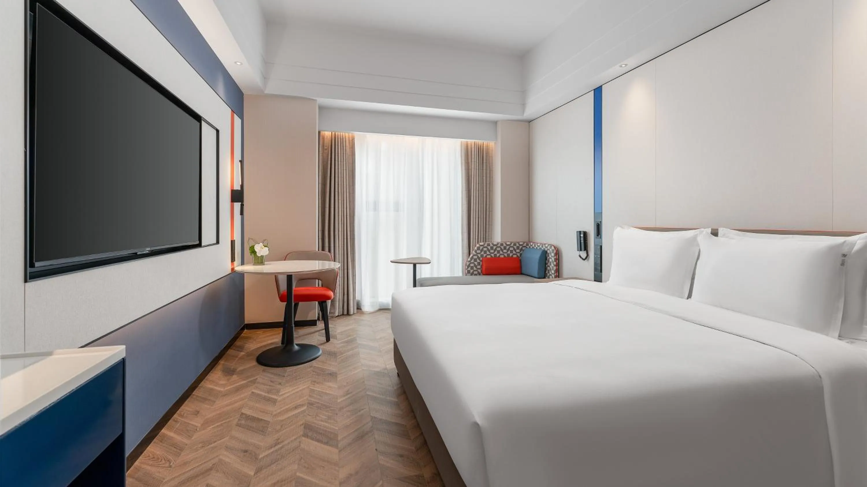 Photo of the whole room, Bed in Holiday Inn Express Chengdu Shuangliu Airport by IHG - Free shuttle bus from Shuangliu International Airport to hotel about 8 Minutes by car, Welcome drink