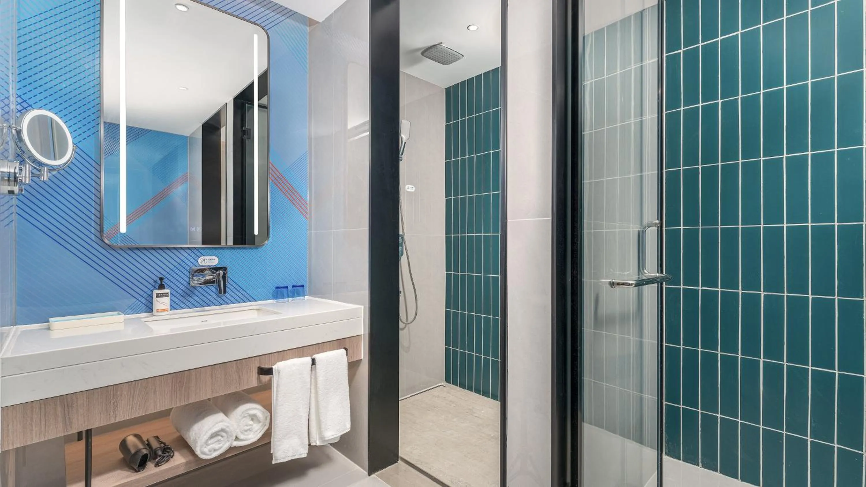 Photo of the whole room in Holiday Inn Express Chengdu Shuangliu Airport by IHG - Free shuttle bus from Shuangliu International Airport to hotel about 8 Minutes by car, Welcome drink