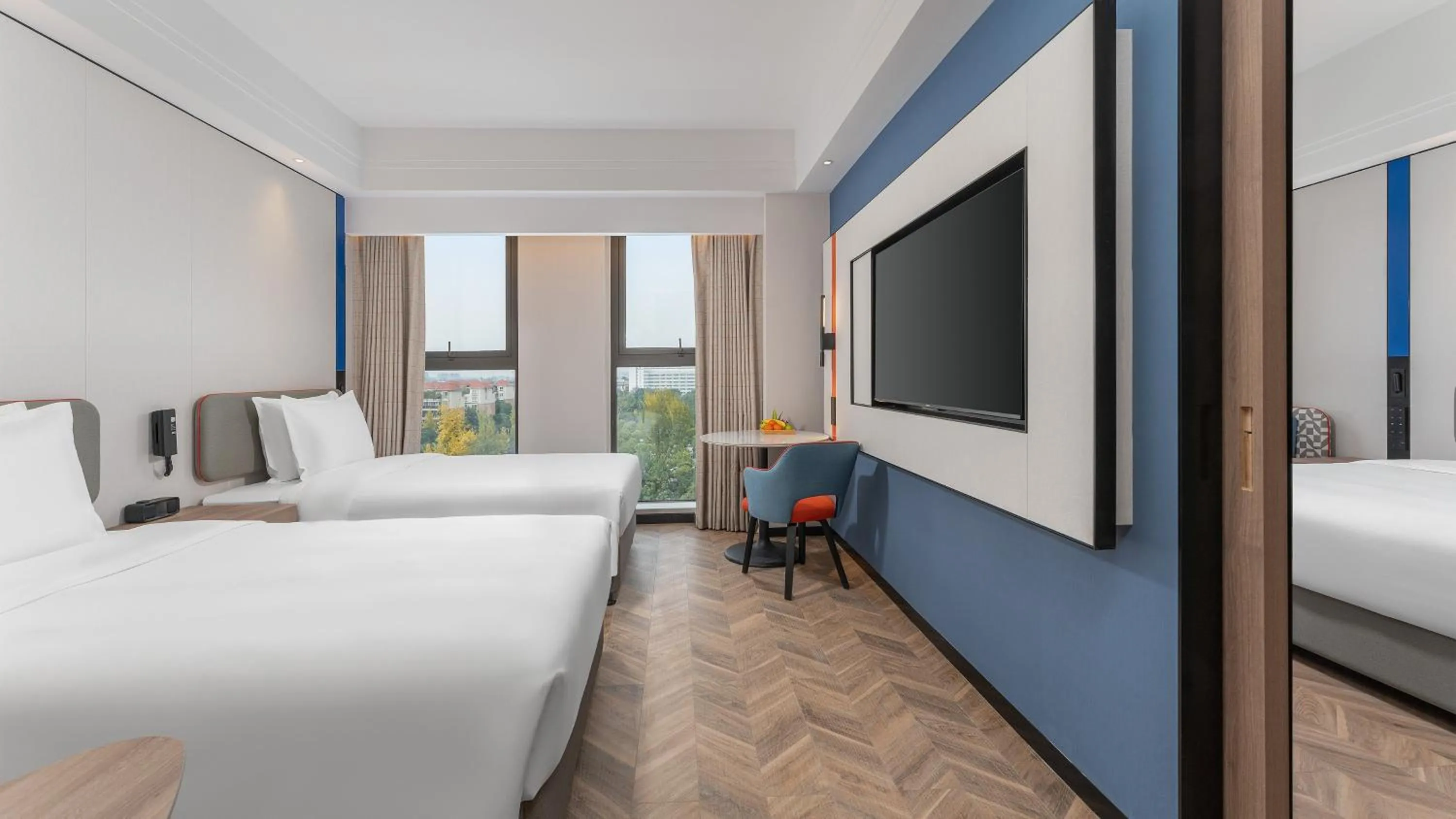 Photo of the whole room, Bed in Holiday Inn Express Chengdu Shuangliu Airport by IHG - Free shuttle bus from Shuangliu International Airport to hotel about 8 Minutes by car, Welcome drink