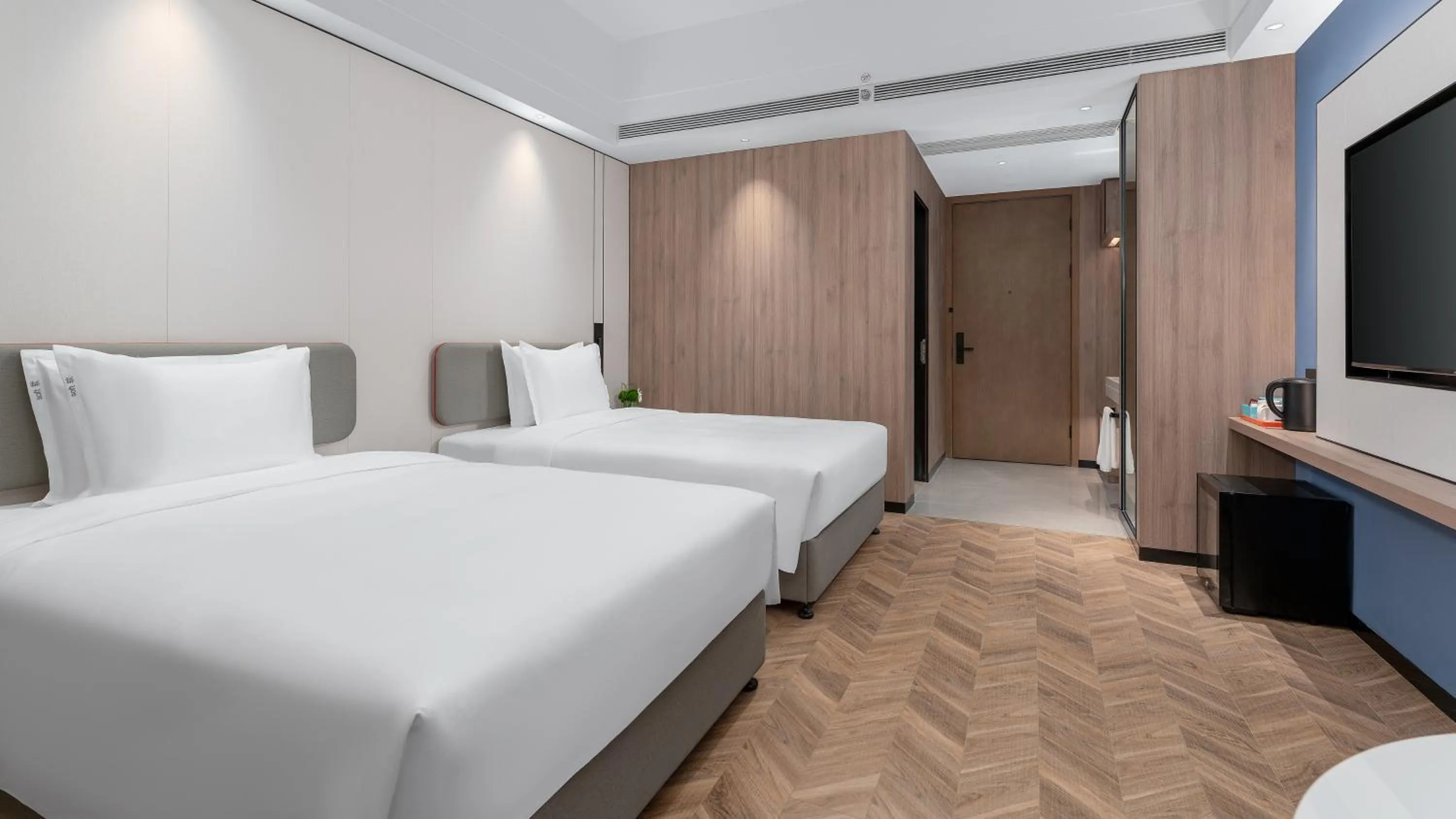 Bed in Holiday Inn Express Chengdu Shuangliu Airport by IHG - Free shuttle bus from Shuangliu International Airport to hotel about 8 Minutes by car, Welcome drink
