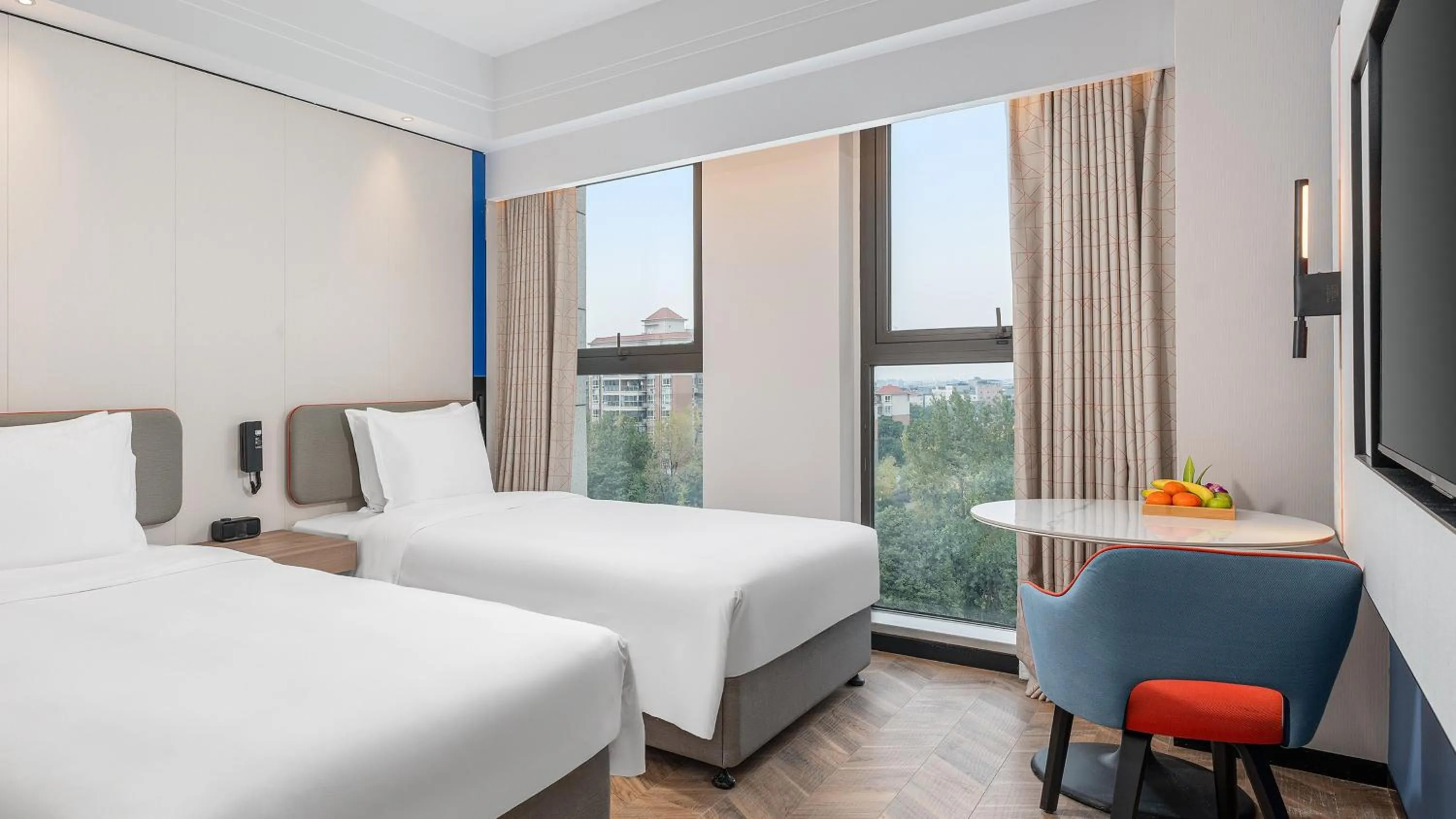 Photo of the whole room, Bed in Holiday Inn Express Chengdu Shuangliu Airport by IHG - Free shuttle bus from Shuangliu International Airport to hotel about 8 Minutes by car, Welcome drink