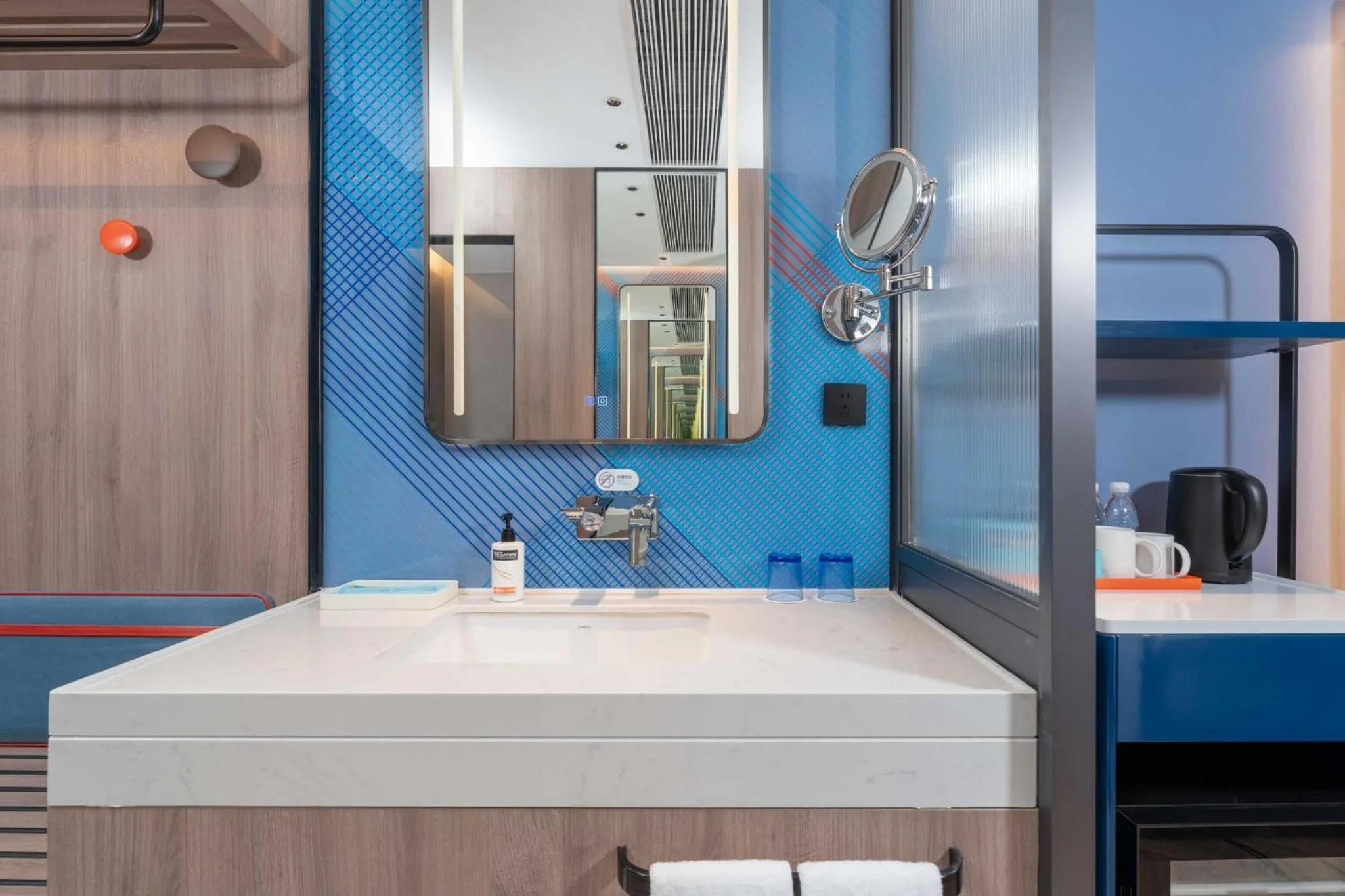 Photo of the whole room in Holiday Inn Express Chengdu Shuangliu Airport by IHG - Free shuttle bus from Shuangliu International Airport to hotel about 8 Minutes by car, Welcome drink