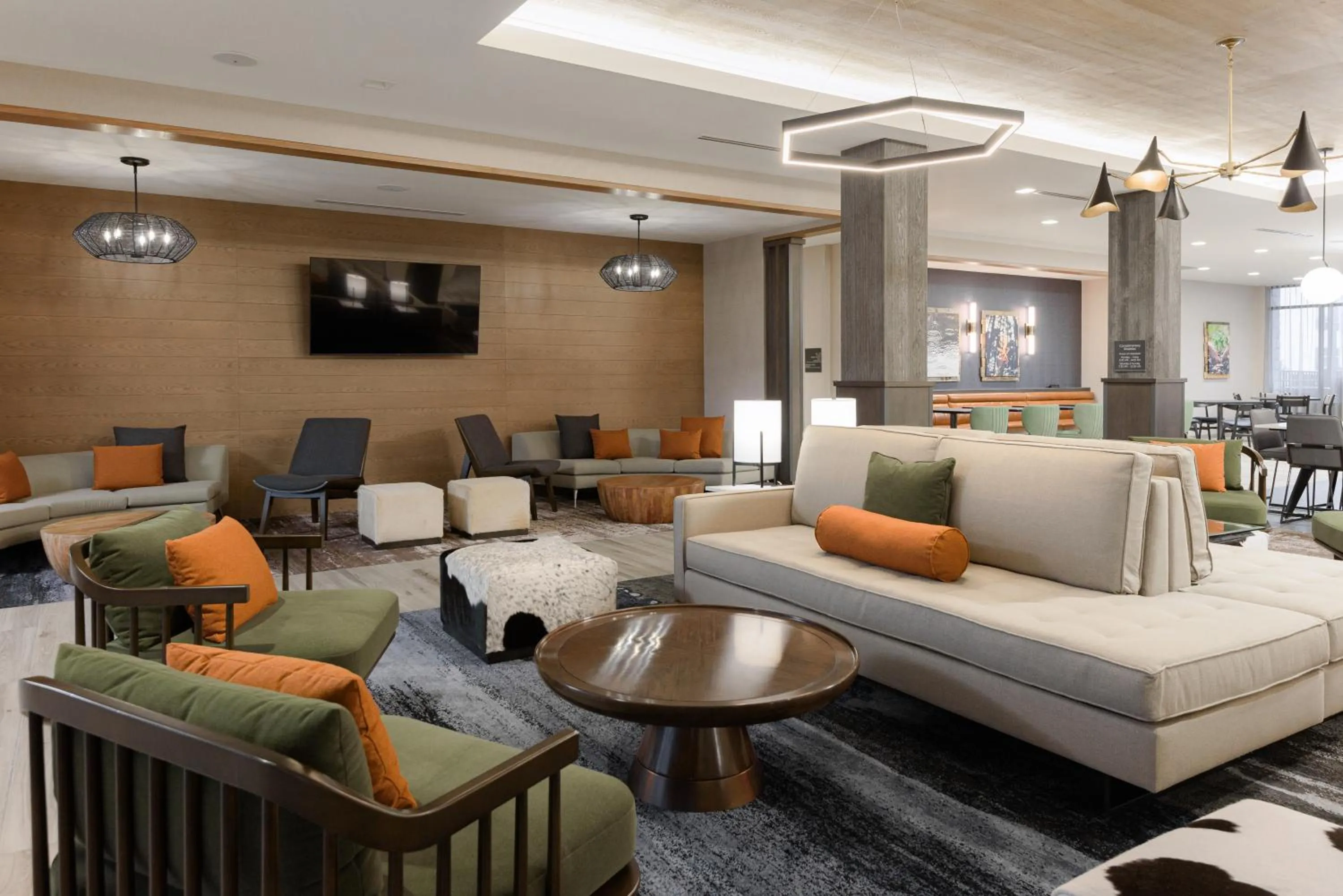 Communal lounge/ TV room in TownePlace Suites by Marriott Cincinnati Oakley