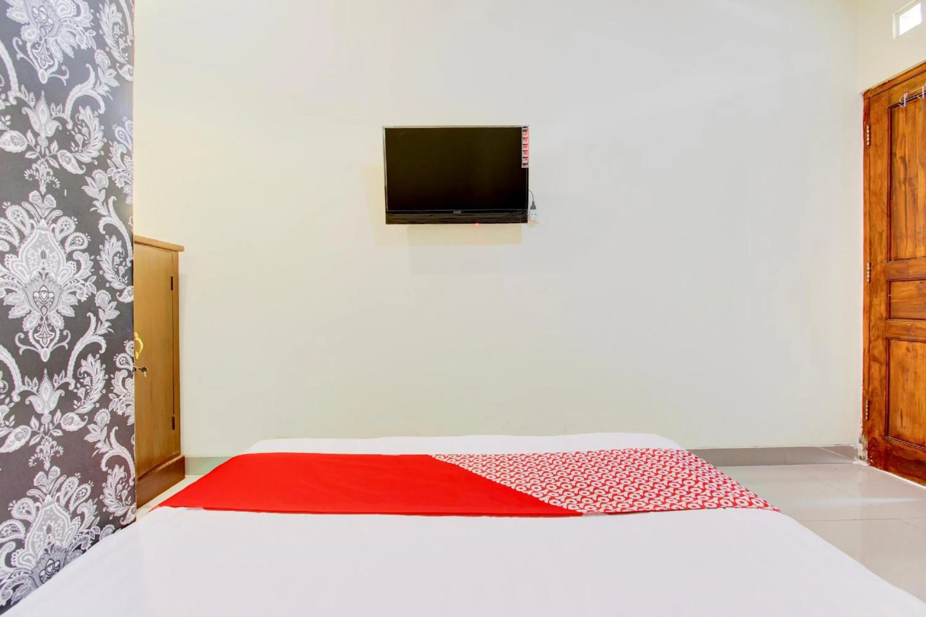 Photo of the whole room, Bed in Hotel O Sleman Near Bandara Adi Sutjipto Formerly Joglo Sorogenen