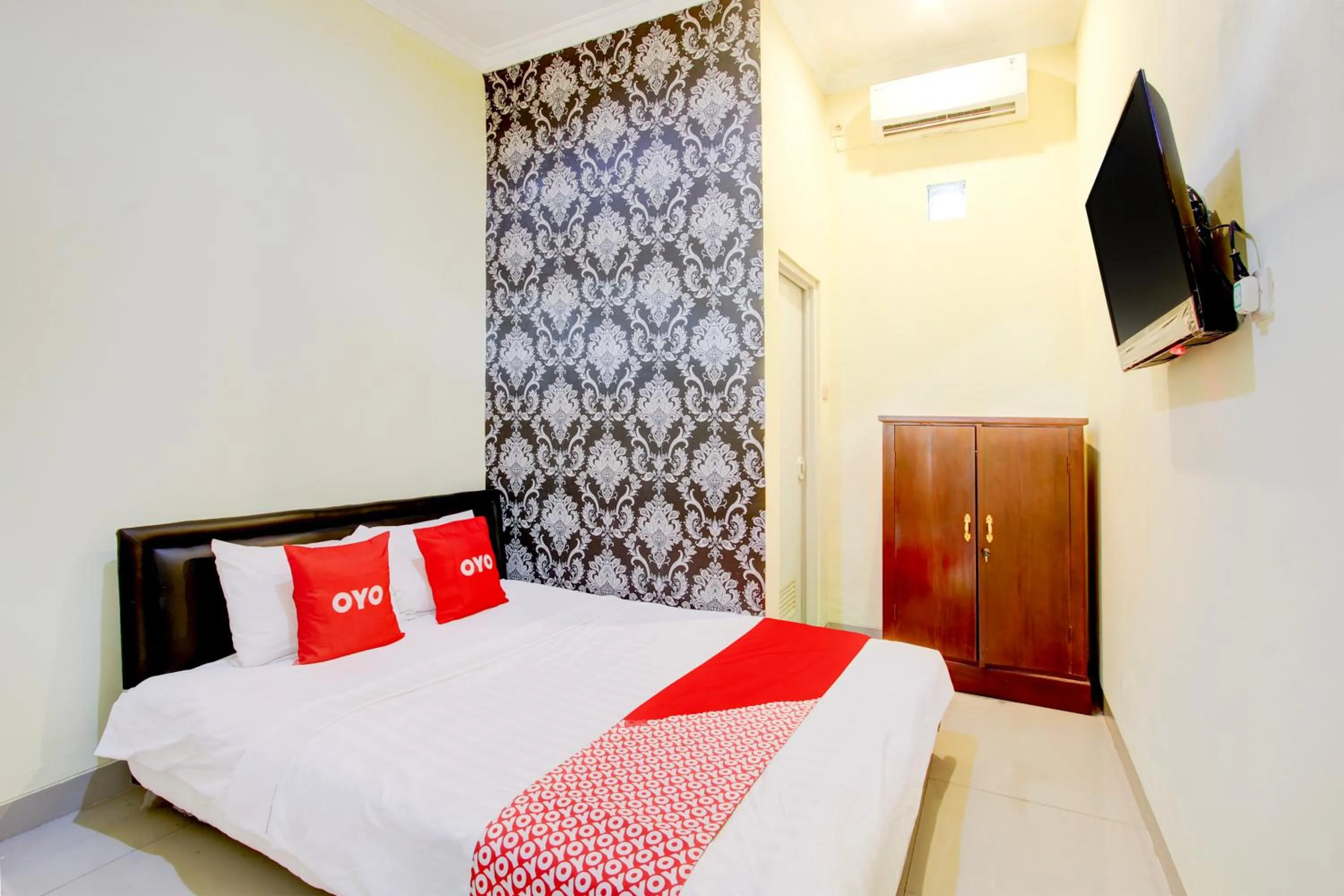 Photo of the whole room, Bed in Hotel O Sleman Near Bandara Adi Sutjipto Formerly Joglo Sorogenen