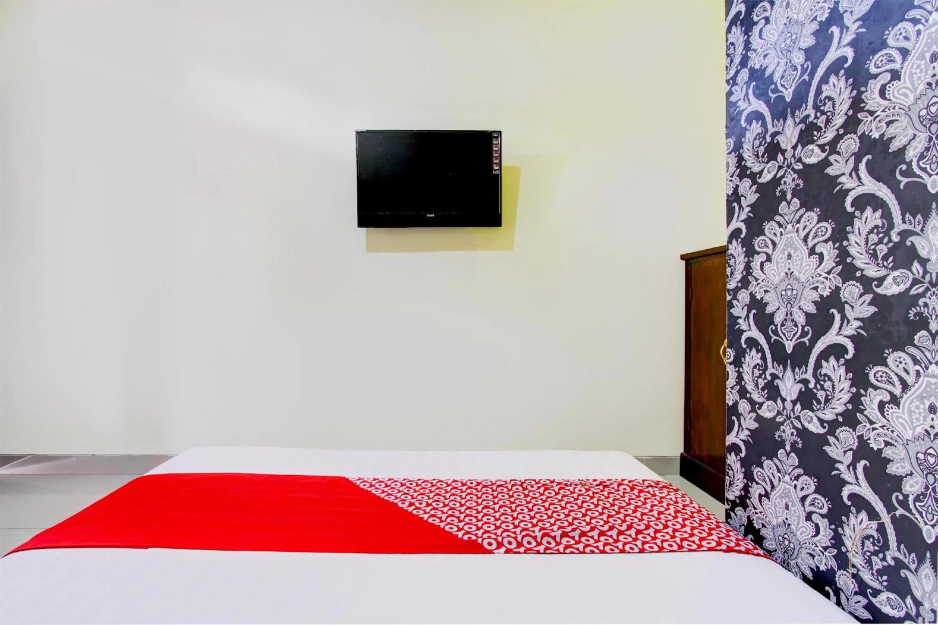 Photo of the whole room, Bed in Hotel O Sleman Near Bandara Adi Sutjipto Formerly Joglo Sorogenen