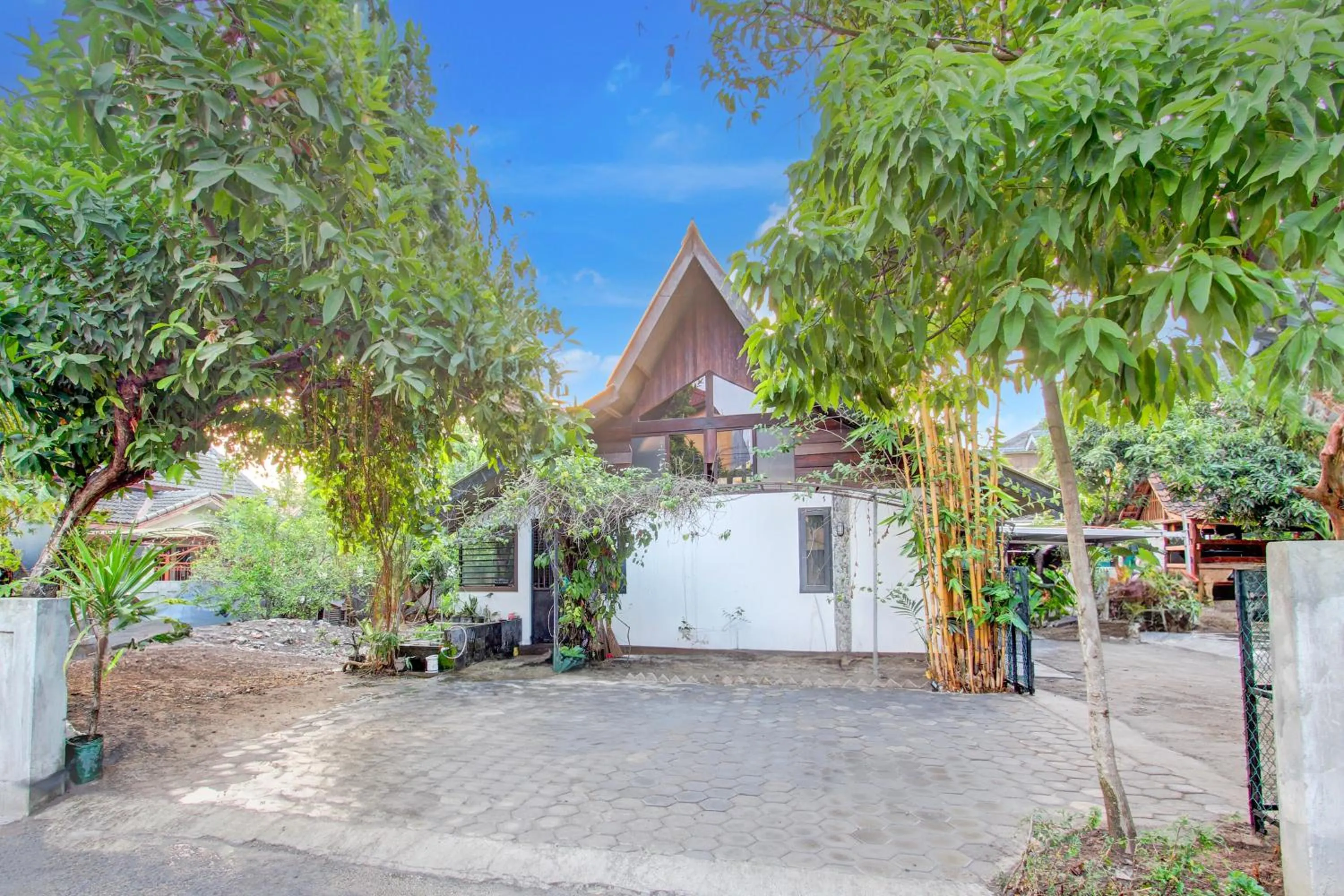 Facade/entrance in Capital O 94274 Homestay Balimoelih