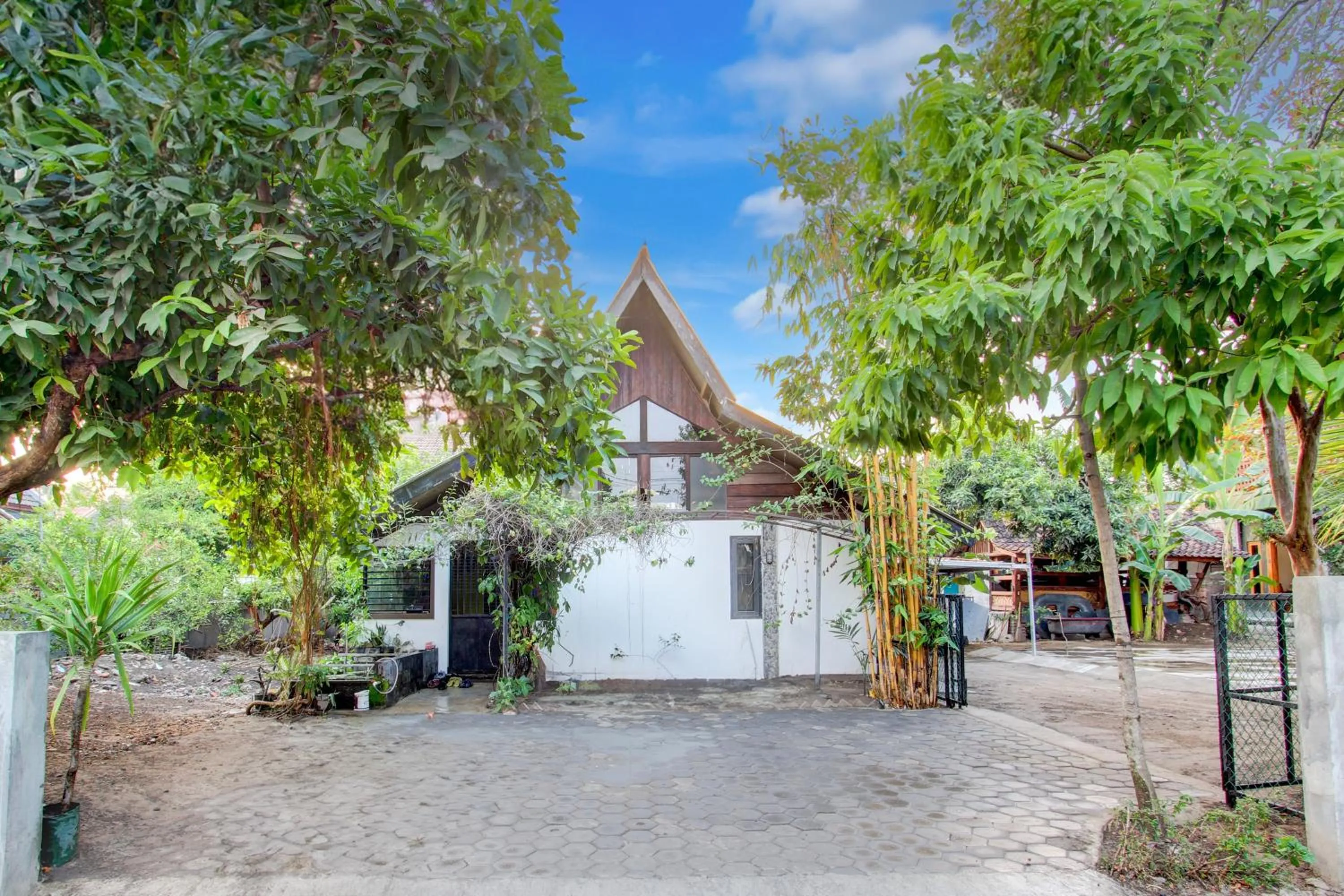 Facade/entrance in Capital O 94274 Homestay Balimoelih