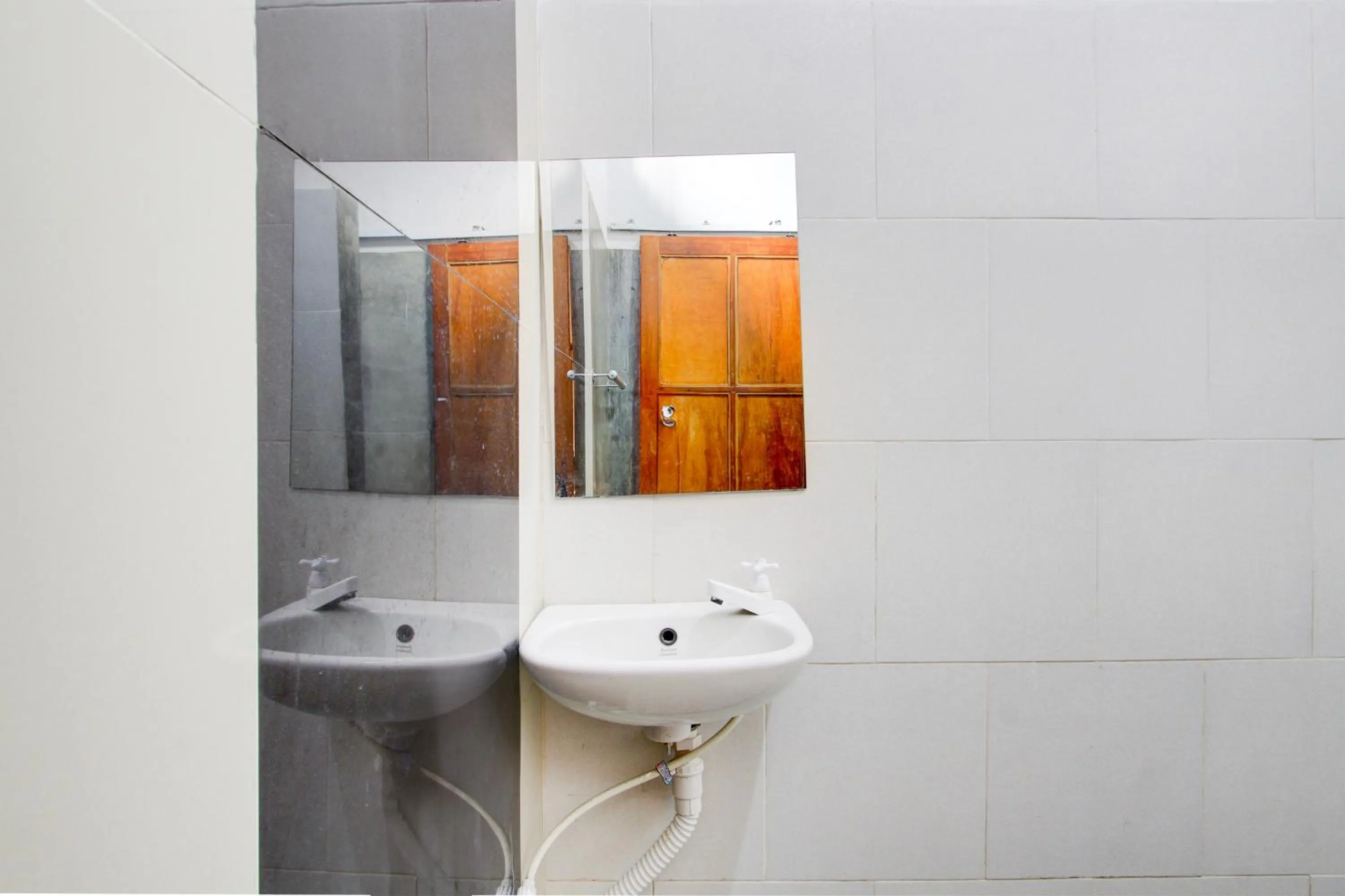 Bathroom in Capital O 94274 Homestay Balimoelih