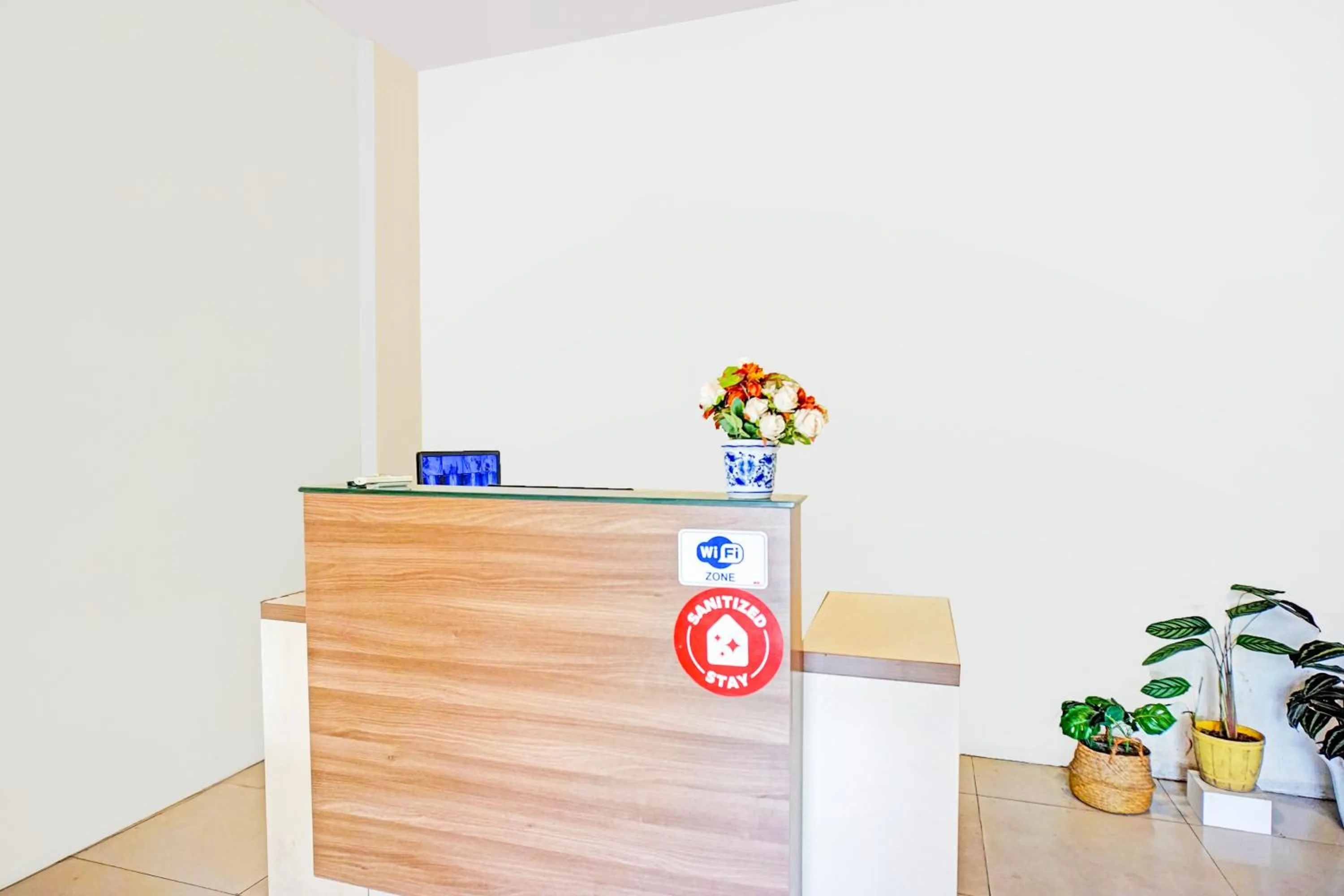 Lobby or reception in Hotel O Mandala Near Universitas Negeri Medan ( UNIMED )