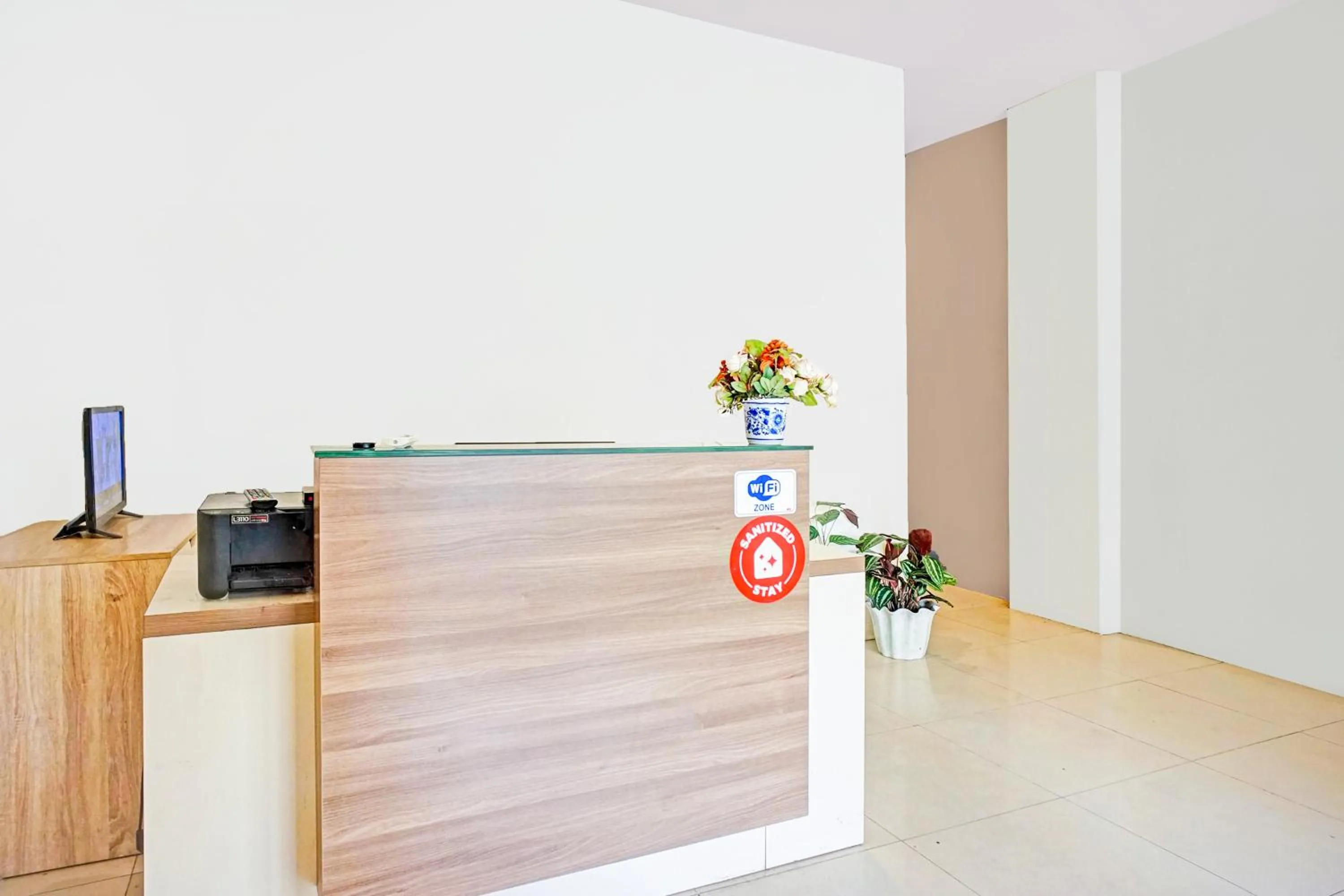 Lobby or reception in Hotel O Mandala Near Universitas Negeri Medan ( UNIMED )