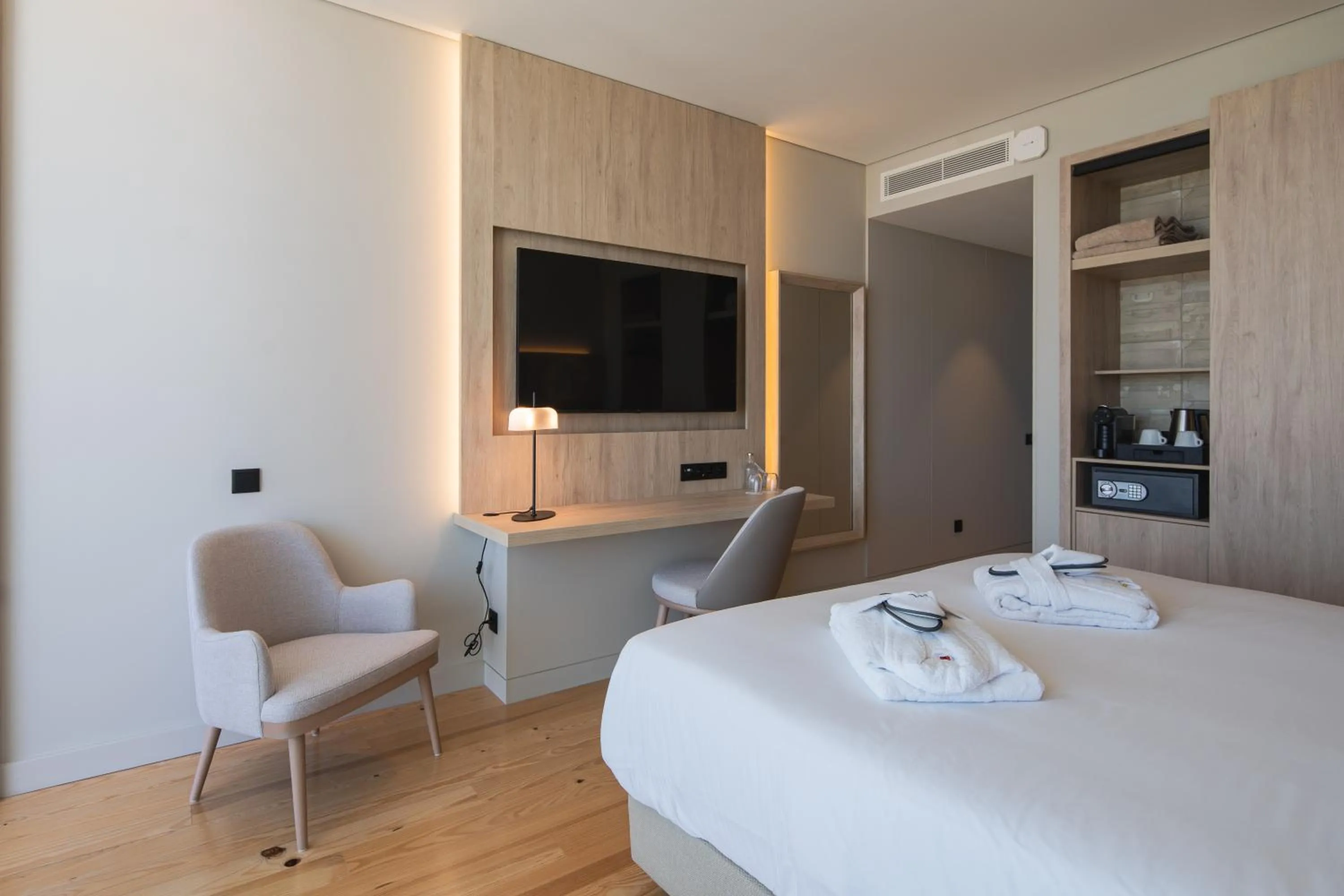 Photo of the whole room, Bed in Mercure Ponta Delgada Azores