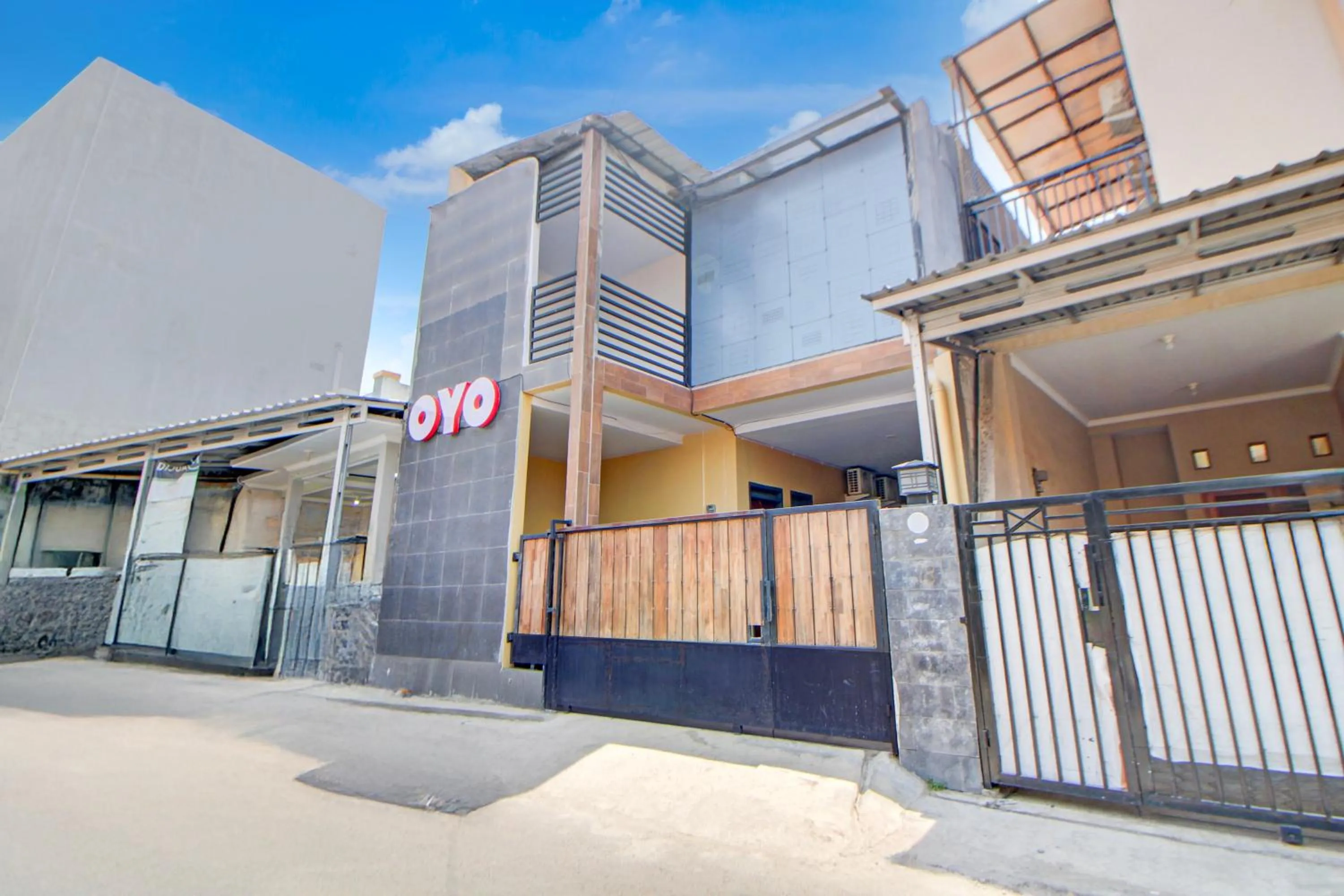 Facade/entrance in Hotel O Stasiun Tegal Near Alun-Alun Formerly Ameera Guest House