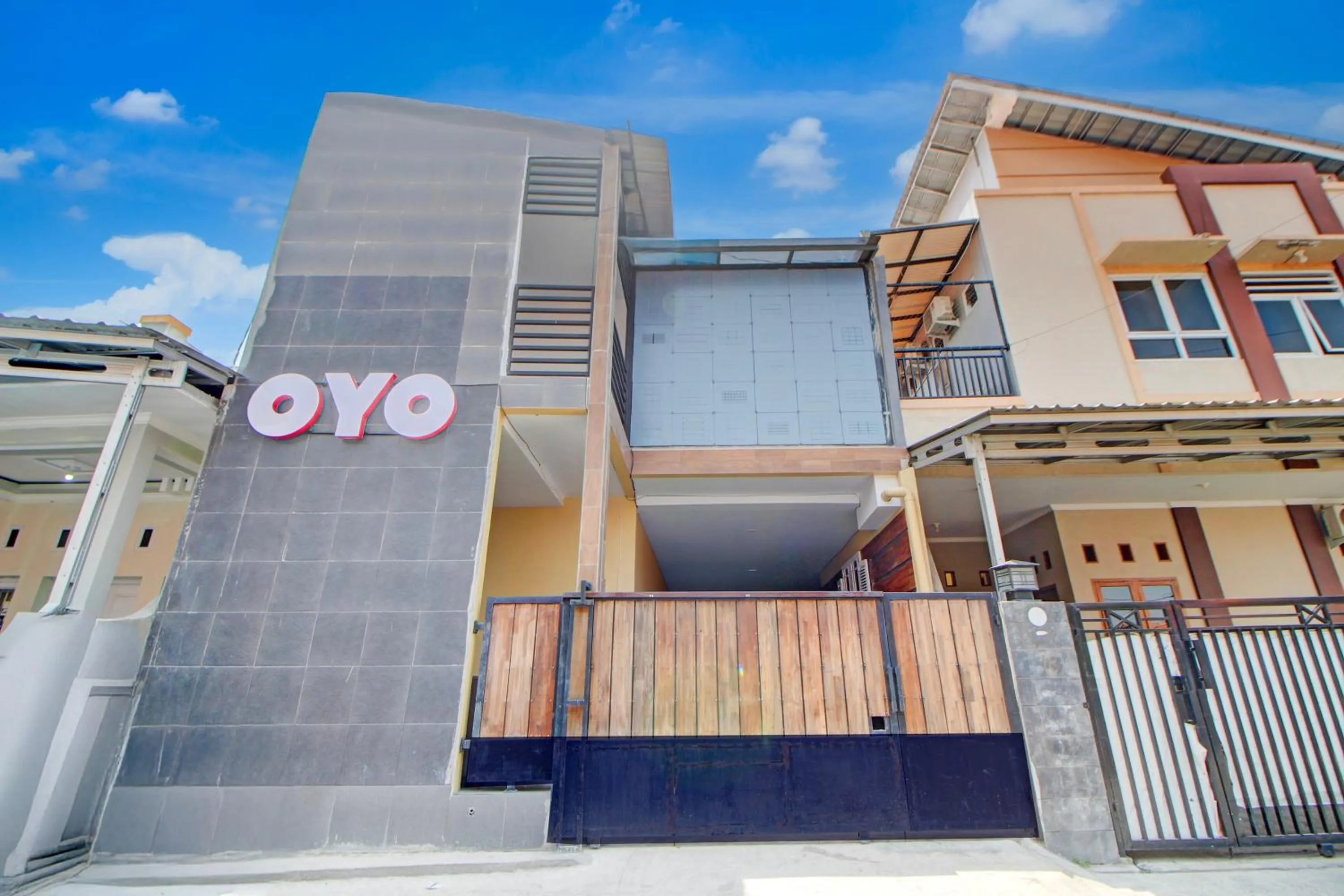 Facade/entrance in Hotel O Stasiun Tegal Near Alun-Alun Formerly Ameera Guest House