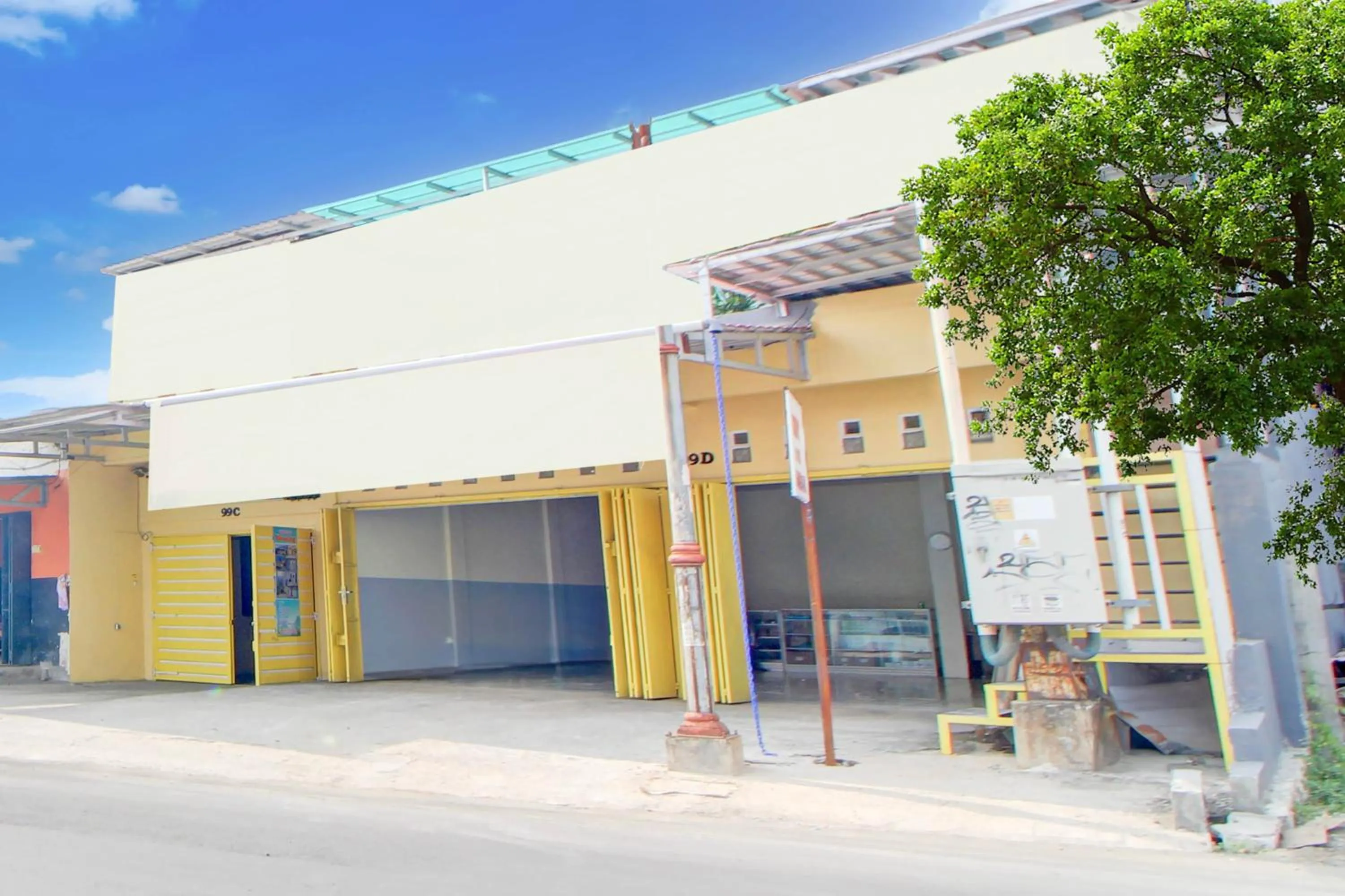 Facade/entrance in Hotel O Alun-Alun Purwokerto Near Gor Satria Purwokerto Formerly Guest House Blessing