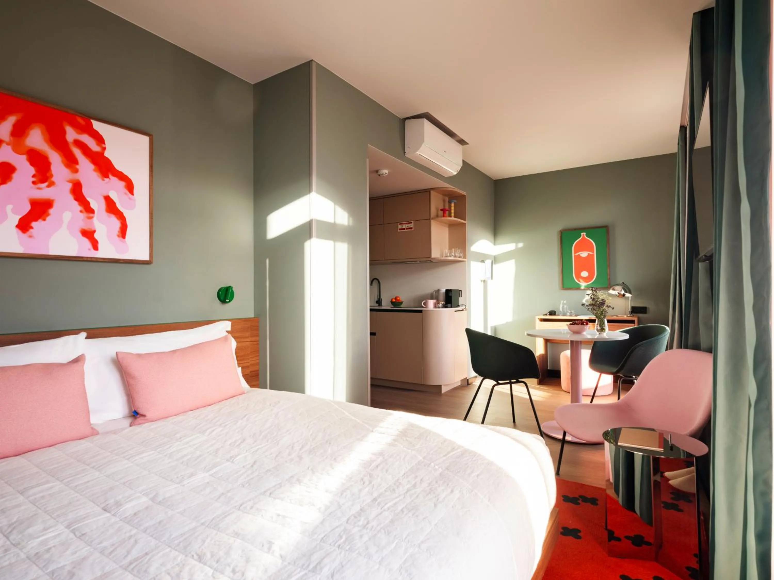 Large Studio with Kitchenette and Terrace in Numa Lisbon Anjos