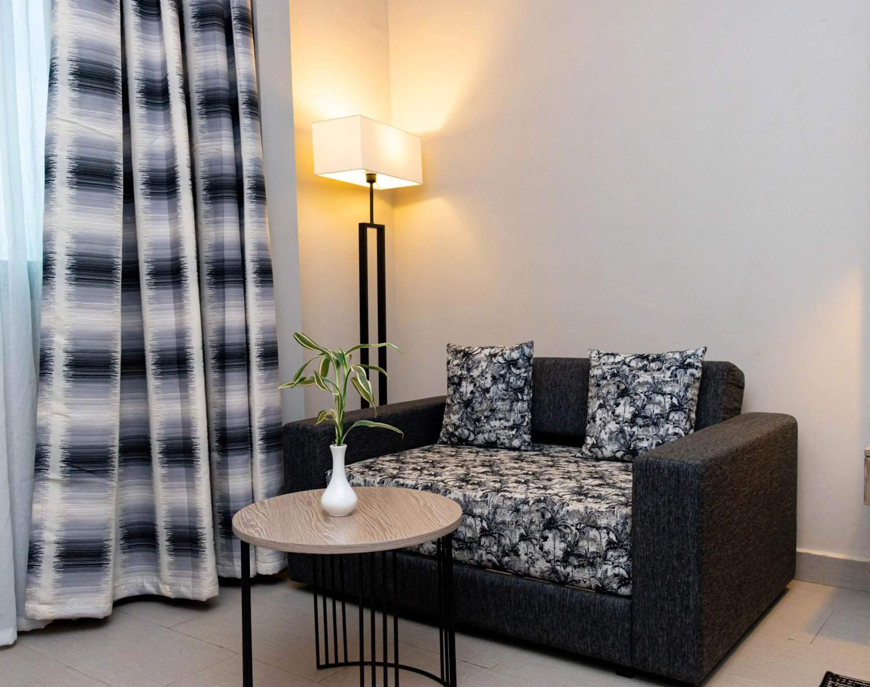 Seating area in Azalaï Hôtel Ouagadougou