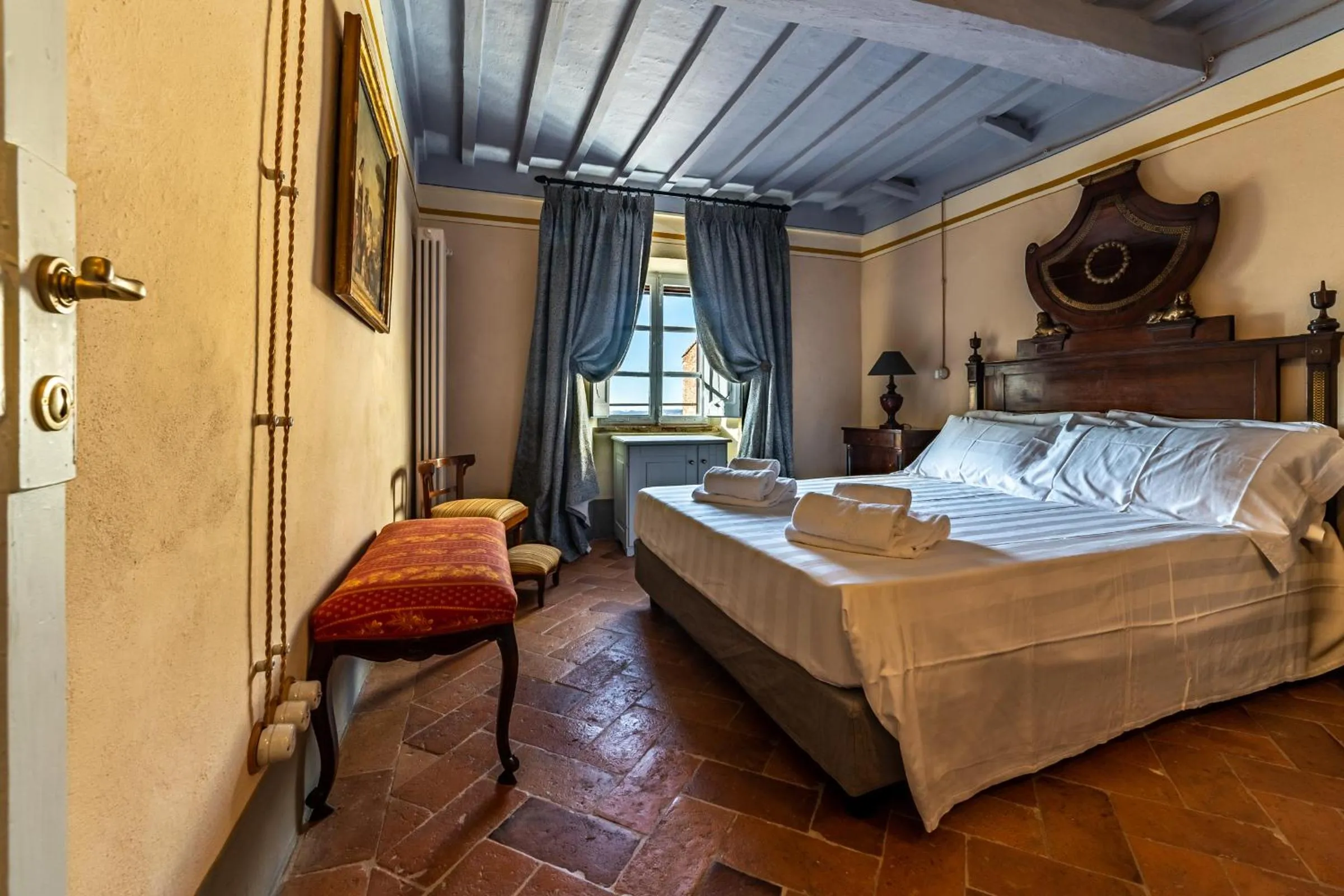 Bed in Palazzo Nobile di San Donato - Historic Experience