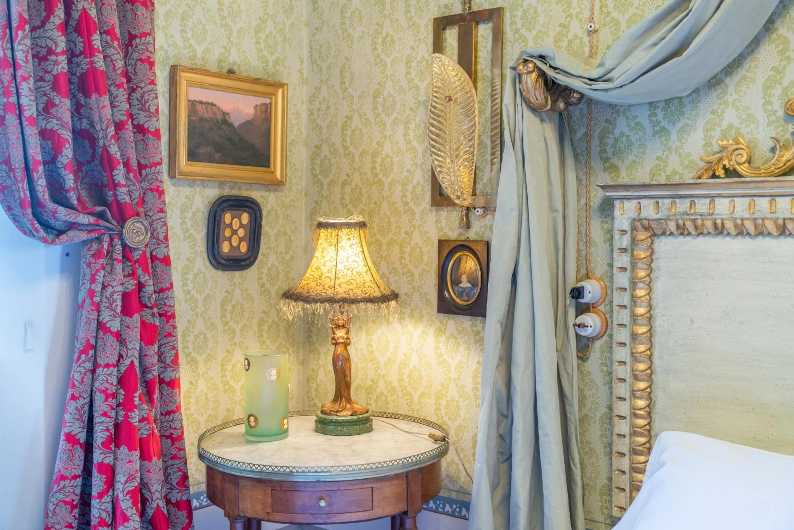 furniture, Bed in Palazzo Nobile di San Donato - Historic Experience