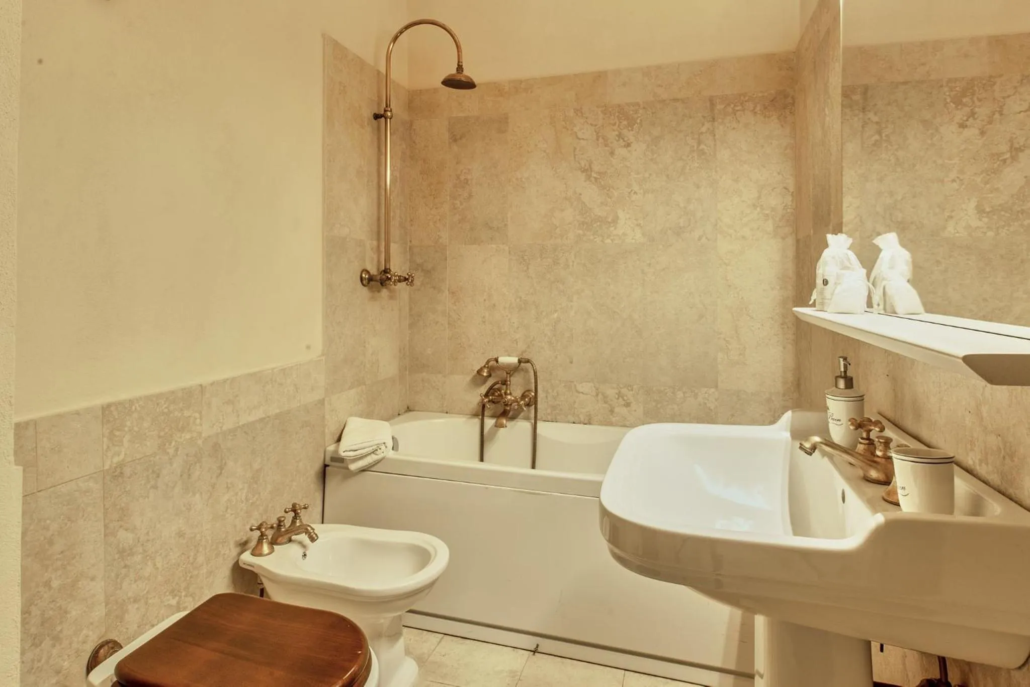 Shower in Palazzo Nobile di San Donato - Historic Experience