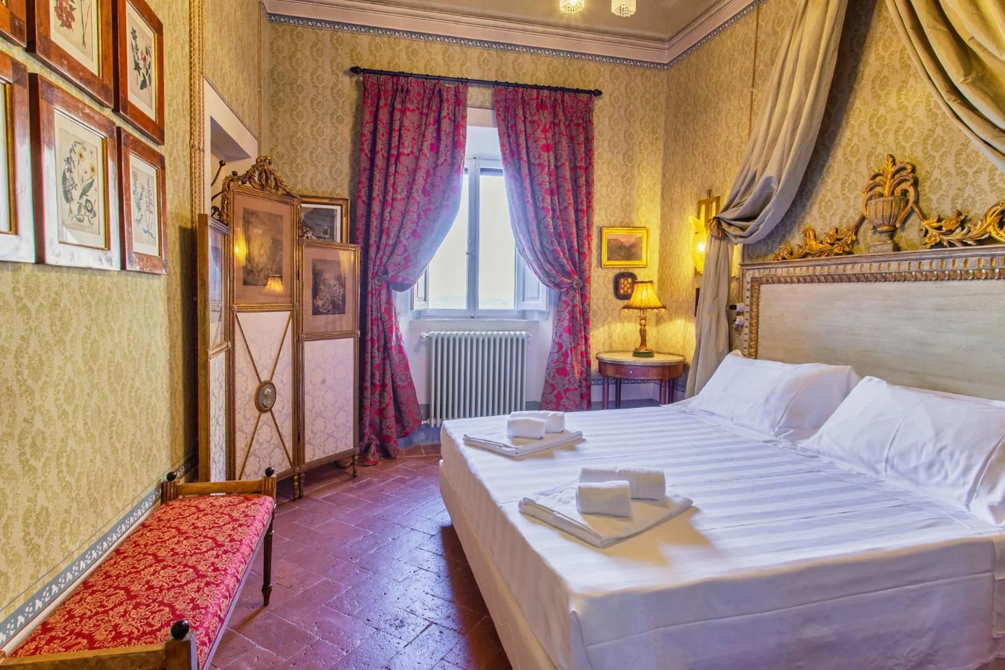 Bed in Palazzo Nobile di San Donato - Historic Experience