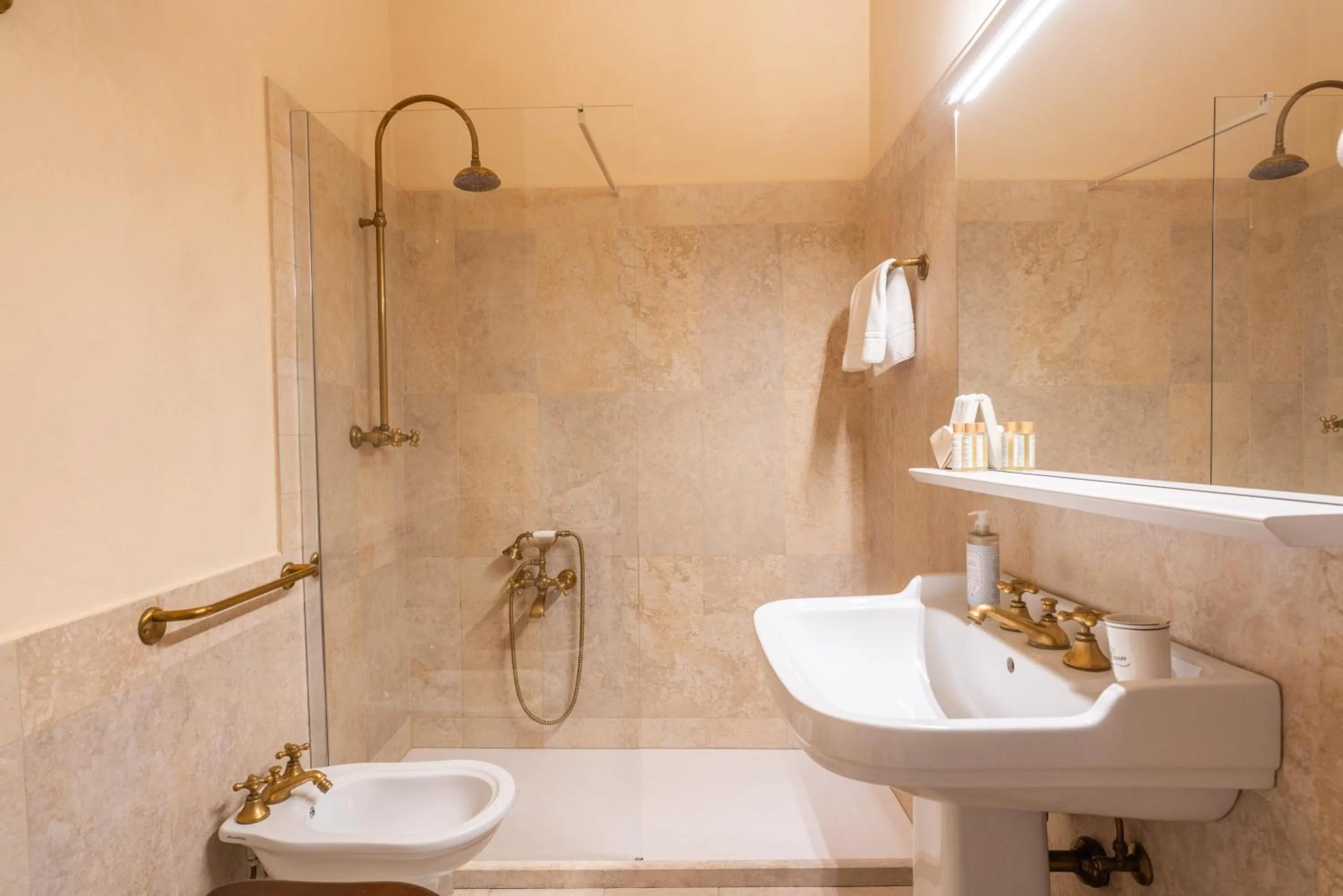 Shower in Palazzo Nobile di San Donato - Historic Experience