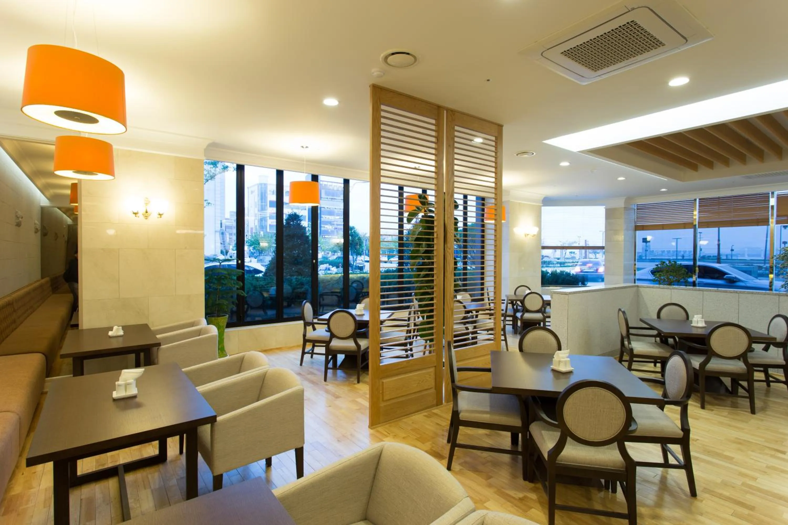 Lounge or bar in Fontana Beach Hotel