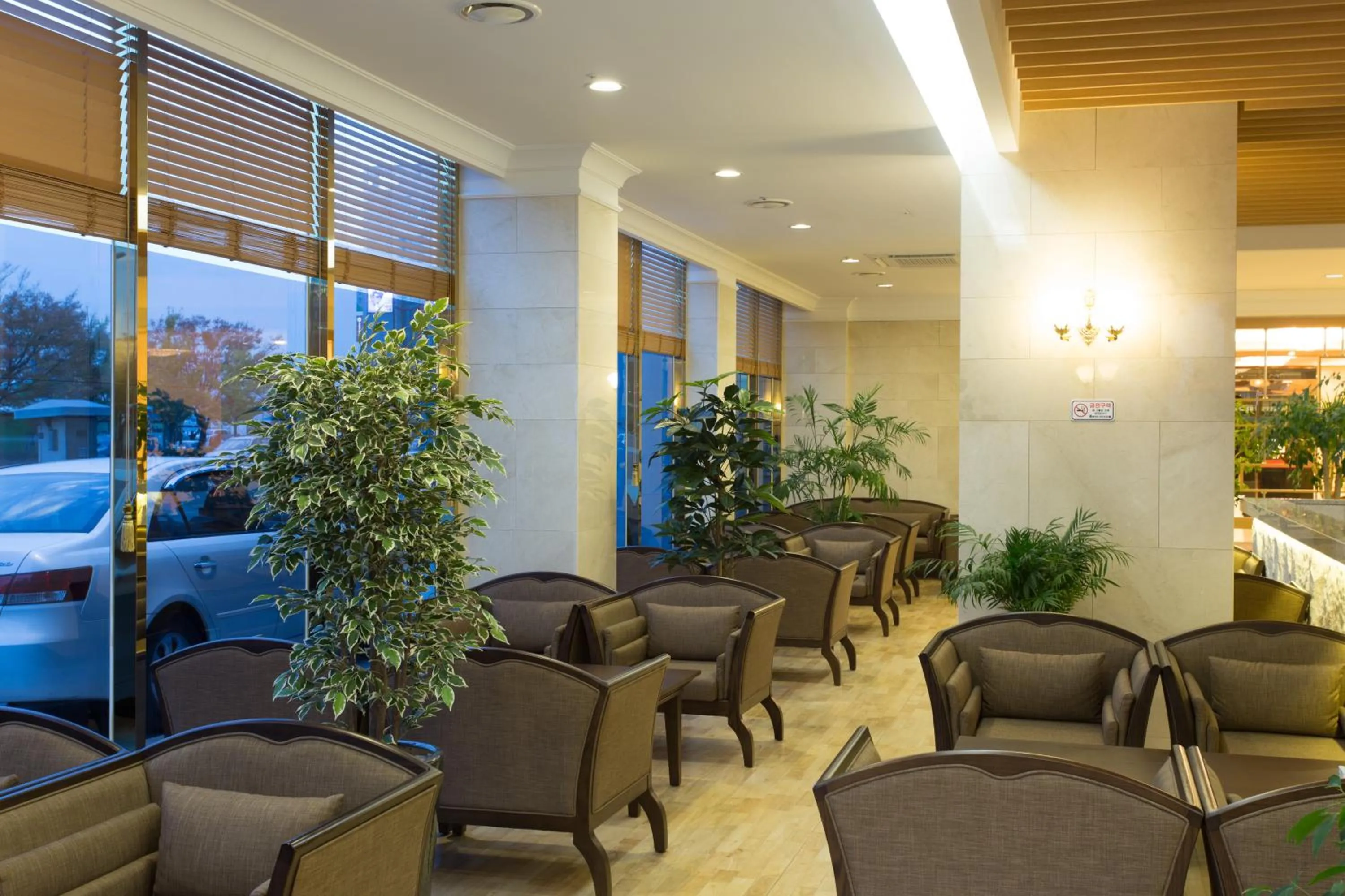 Communal lounge/ TV room in Fontana Beach Hotel