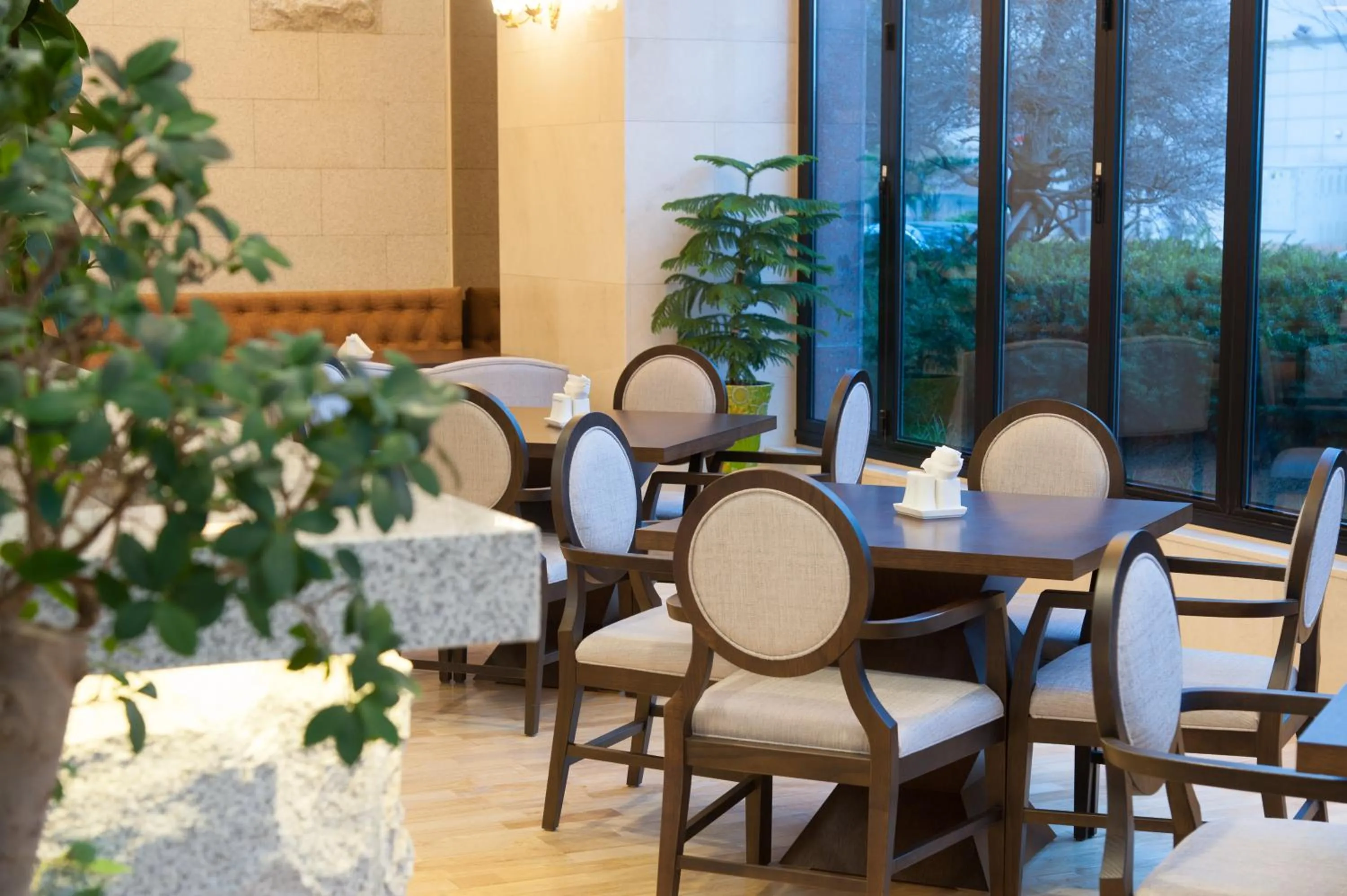 Communal lounge/ TV room in Fontana Beach Hotel