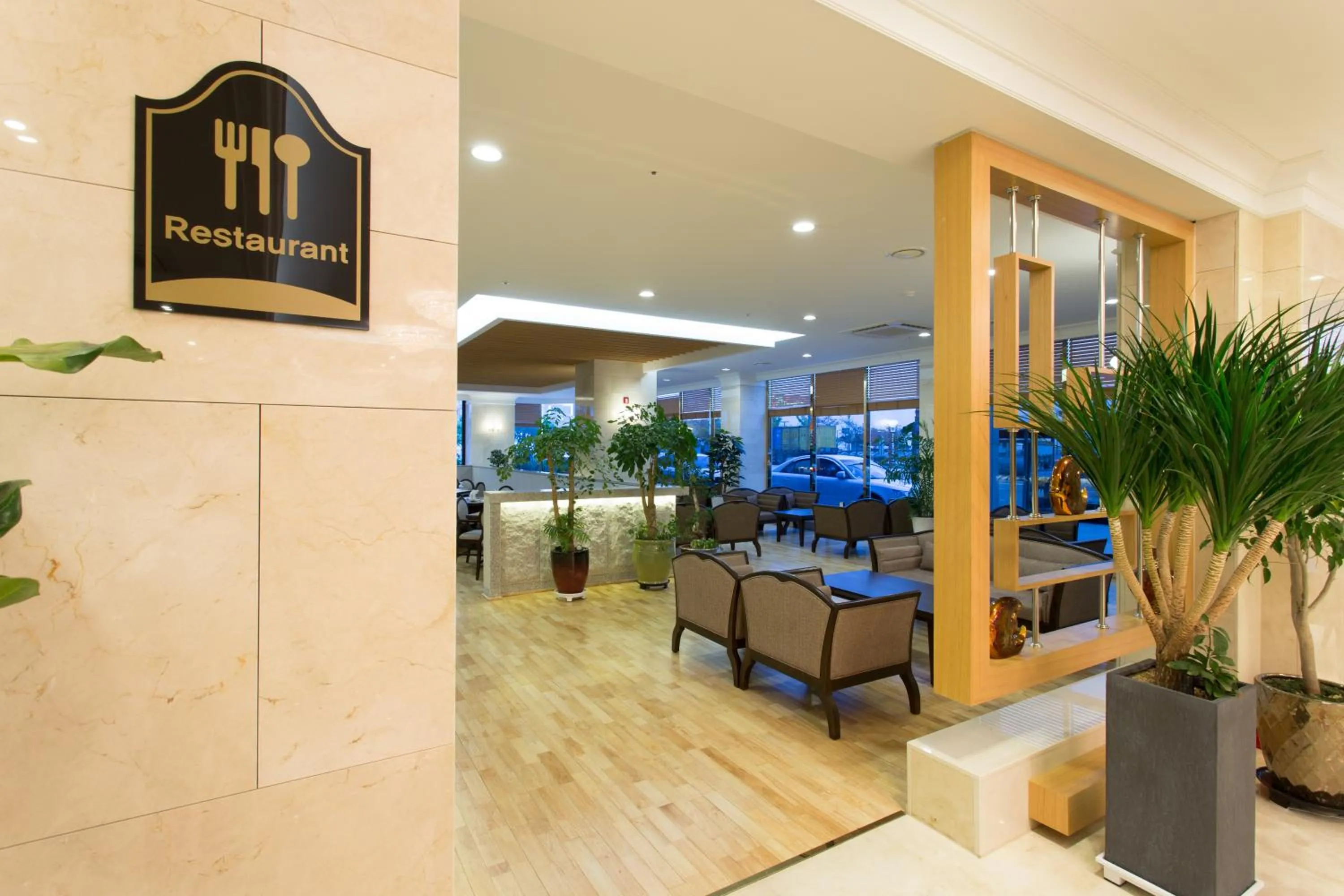 Restaurant/places to eat in Fontana Beach Hotel